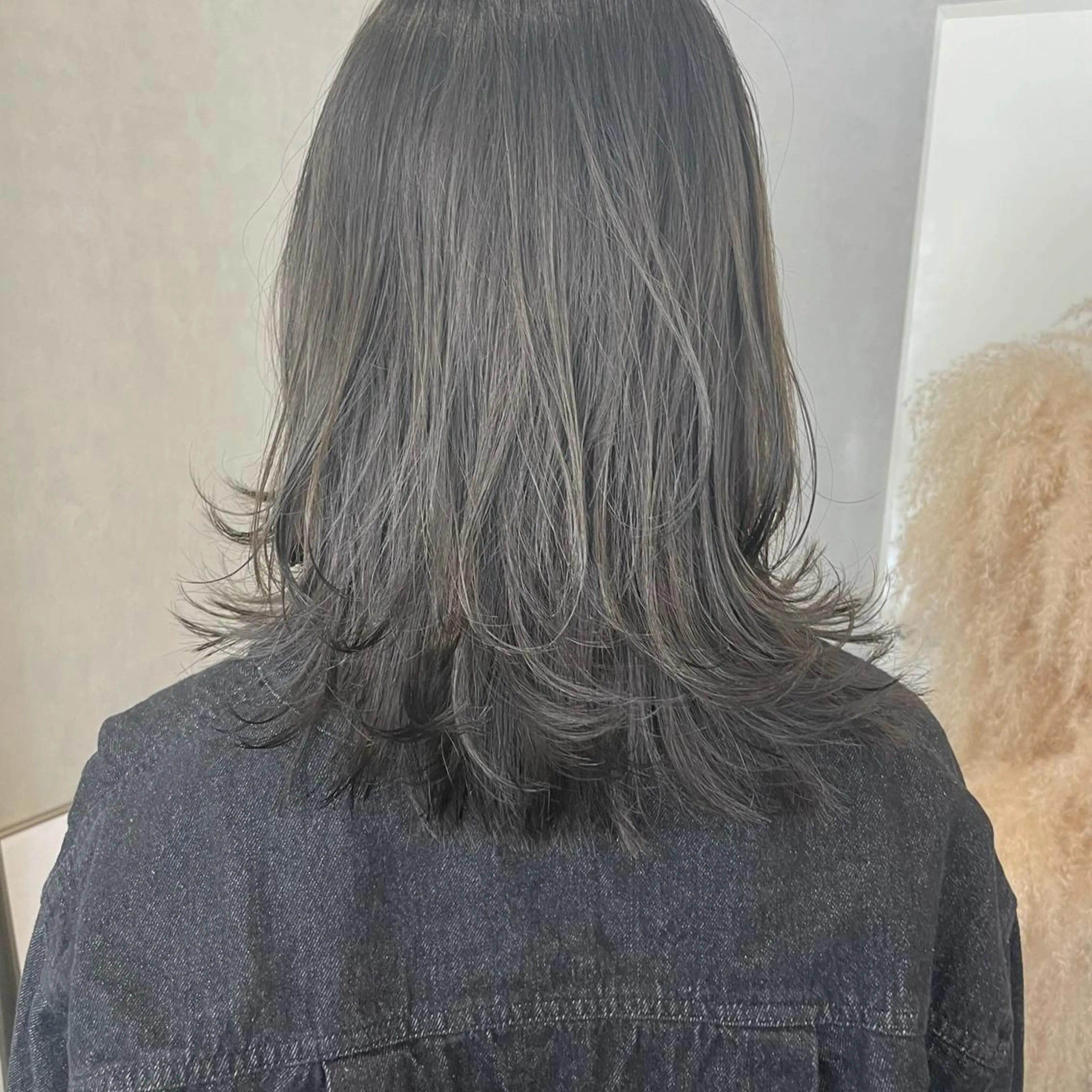 ミディアム カラー 透明感カラー グレージュ オリーブグレージュ オリーブグレー レイヤーカット カット ヘアカラー Anytime所属・はるか 💐 お悩み改善美容師のヘアスタイル