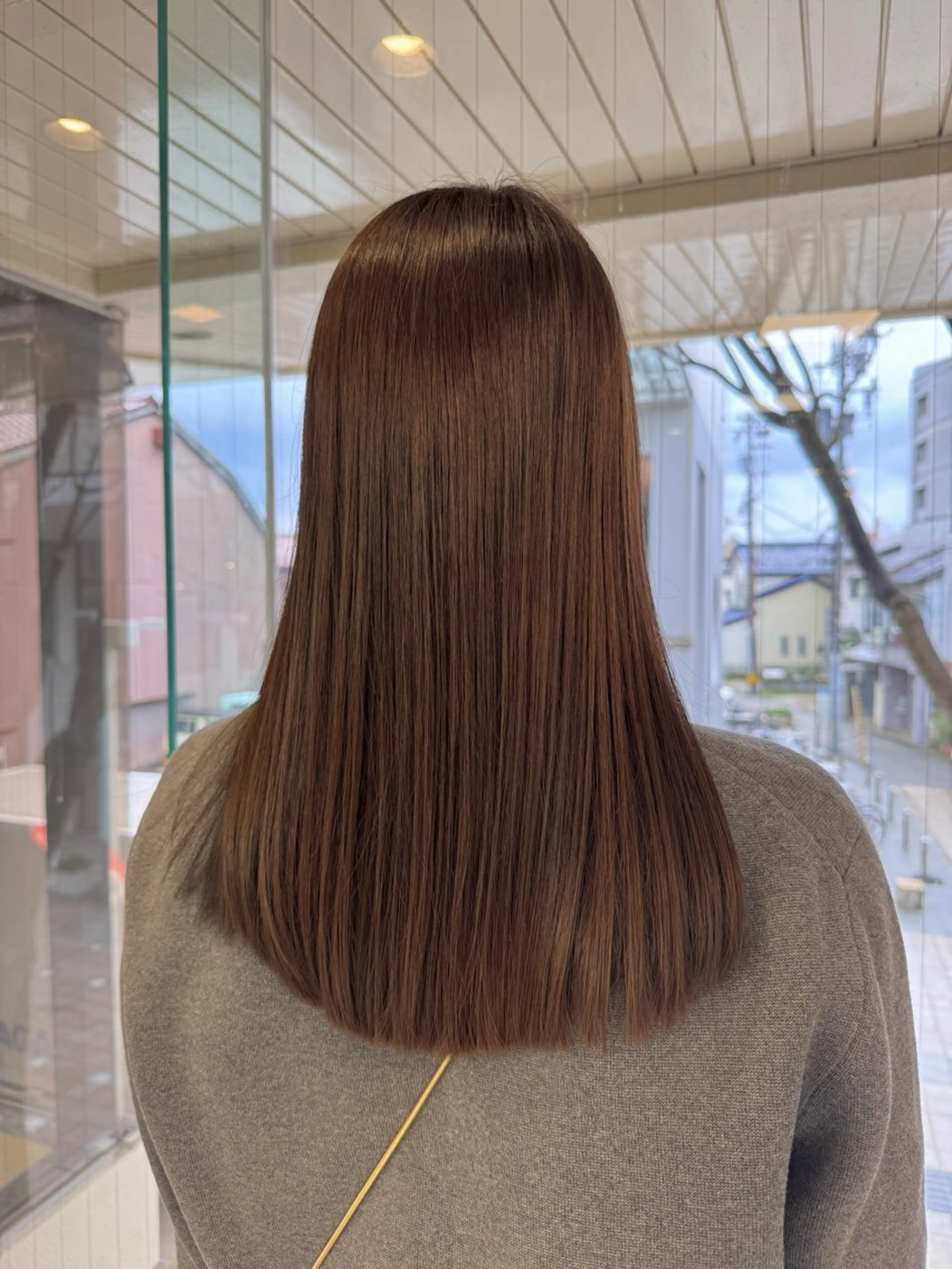 ミディアム カラー ナチュラルに目を惹く デザイン/KOHNOのヘアスタイル