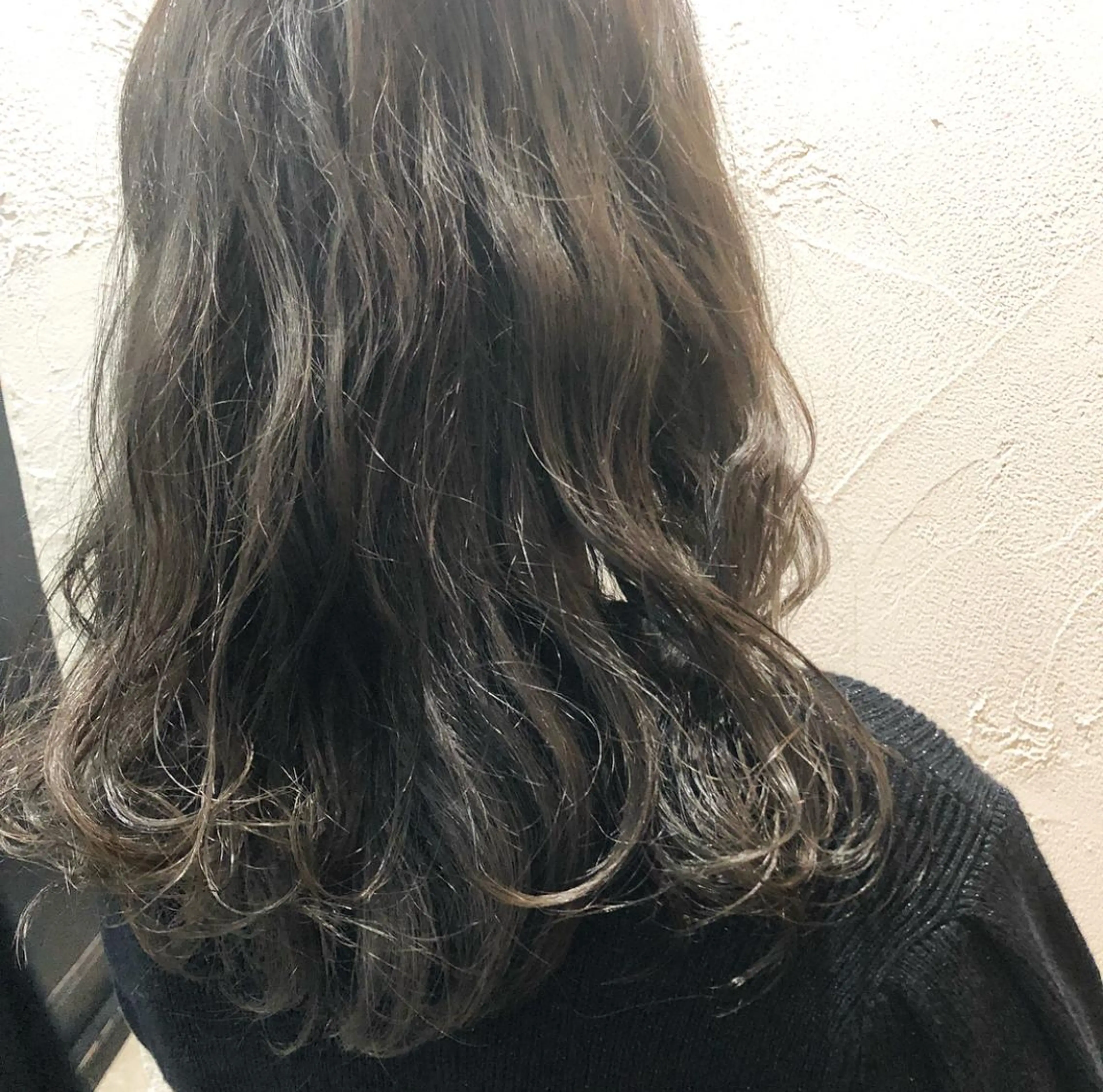 ミディアム カラー アッシュ アッシュグレー 透明感カラー カット ヘアカラー トリートメント 岩田 萌那のヘアスタイル