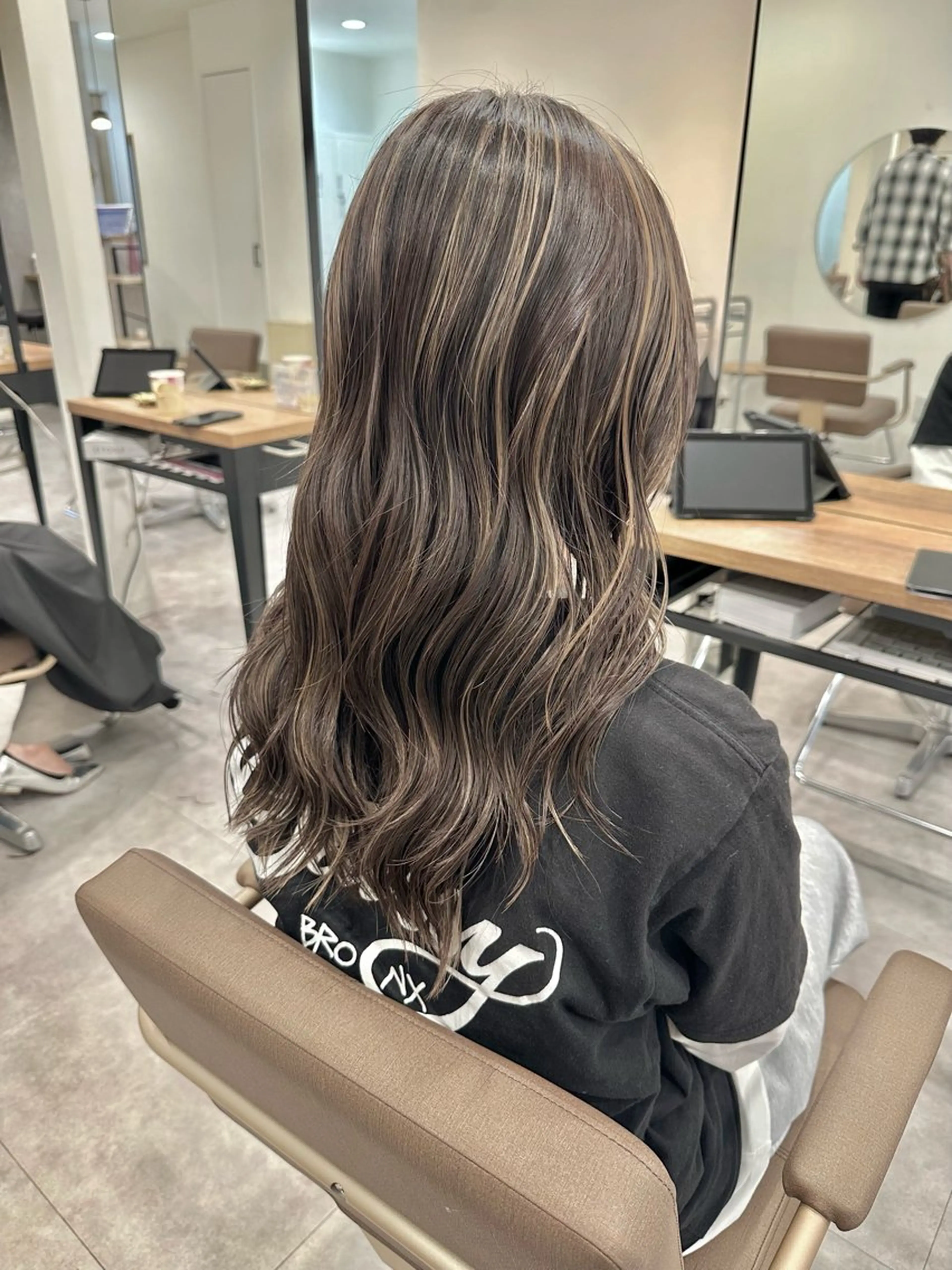 ロング カラー 白髪ぼかしハイライト レイヤー川口　元気のヘアスタイル