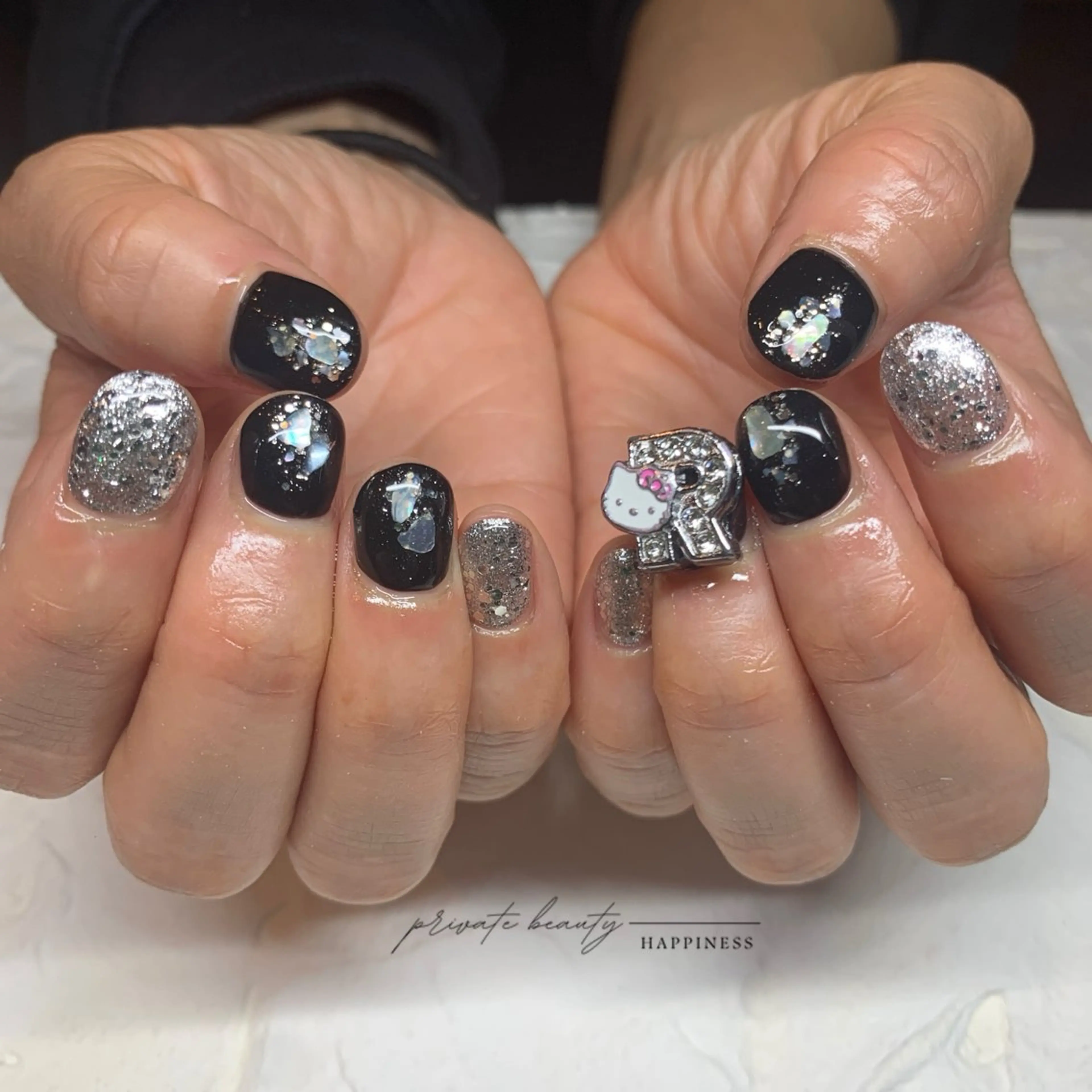 ネイル 長さ出し 卒業式 ロングネイル 持ち込み 赤色 happiness nailのネイルデザイン