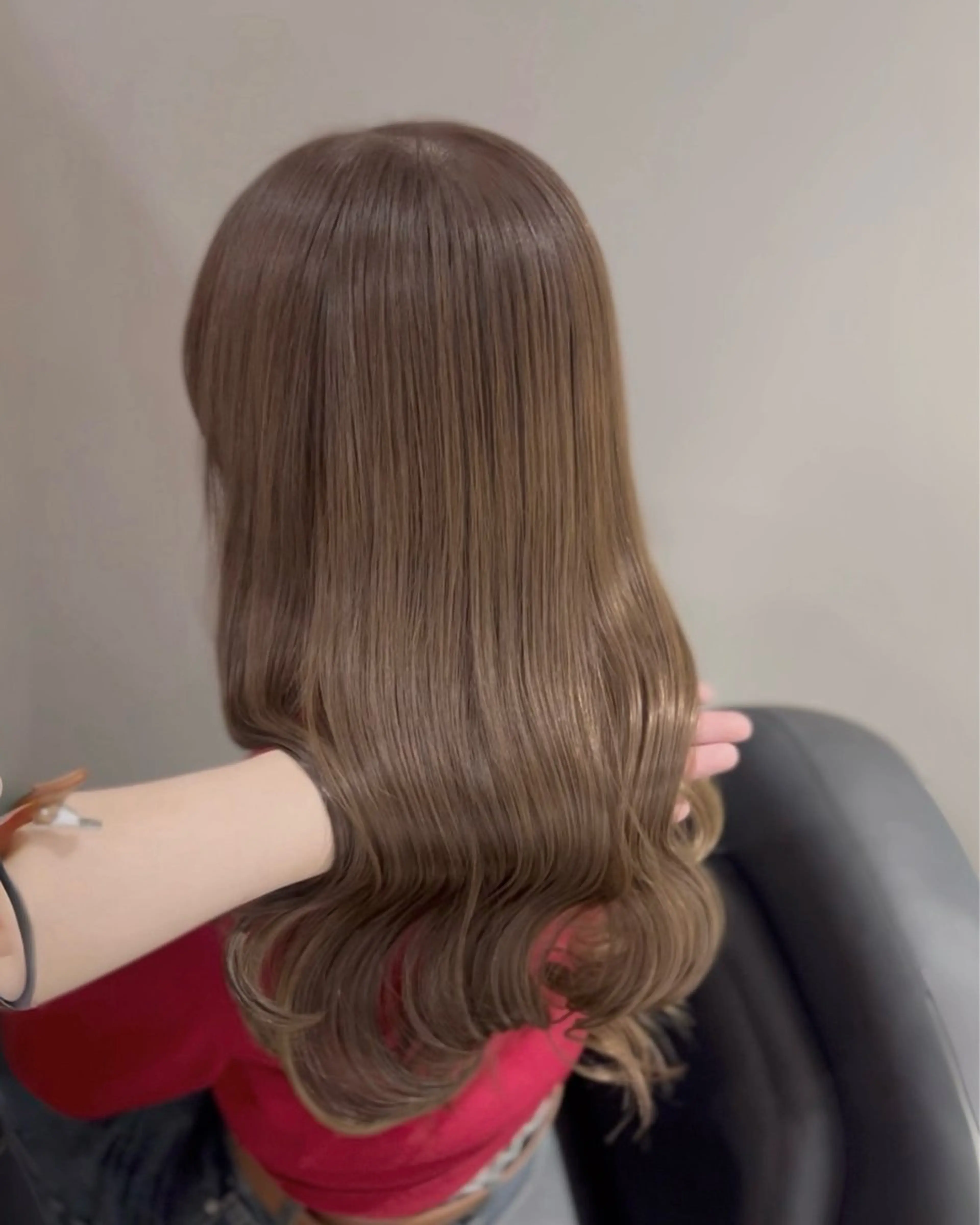 ロング カラー パーマ アッシュ アッシュグレー アッシュグレージュ ベージュカラー ブリーチ カット ヘアカラー トリートメント akira｜ 透明感ベージュ｜梅田のヘアスタイル