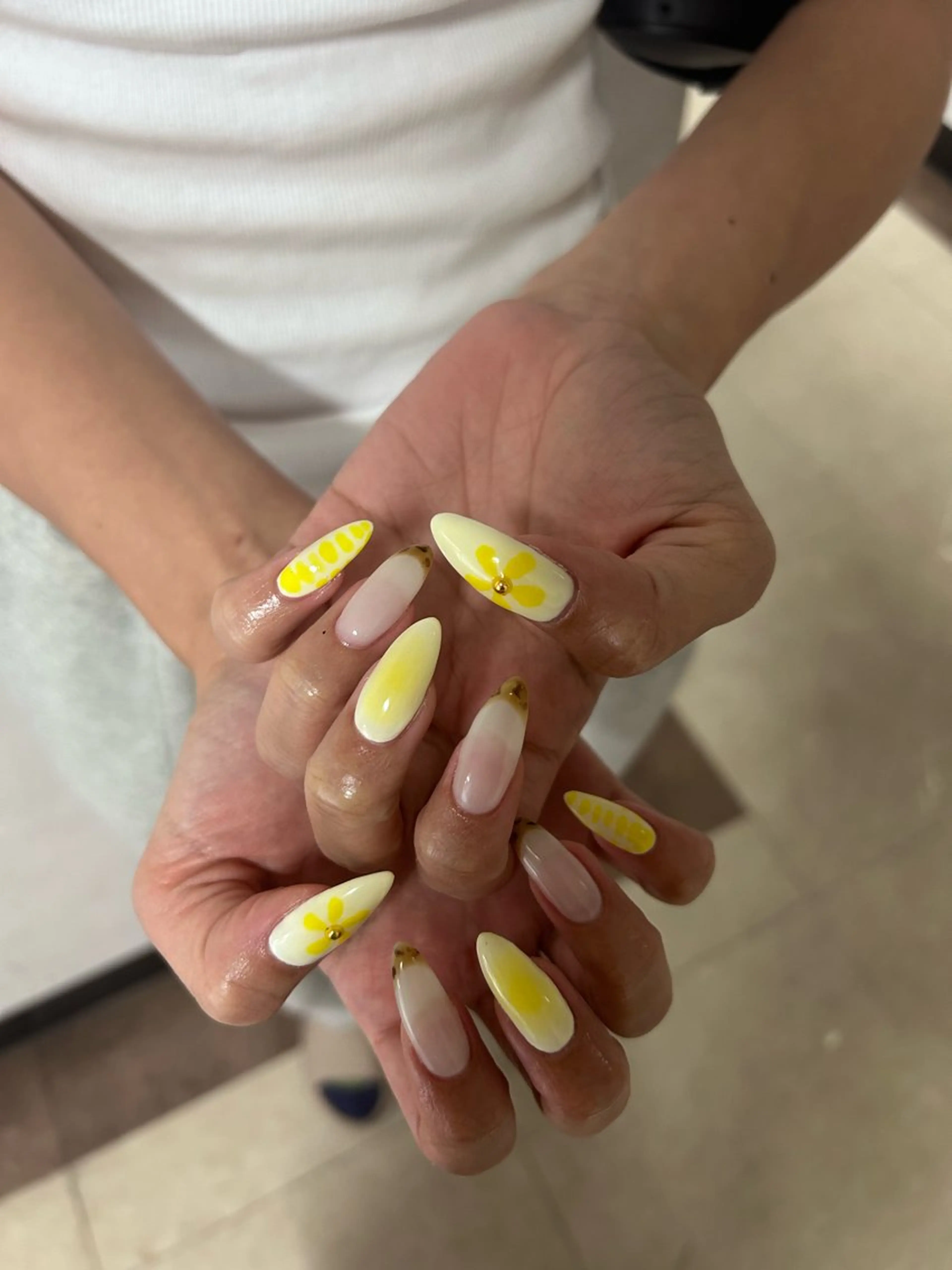 ネイル 黄色 キラキラオメメ みずなのネイルデザイン