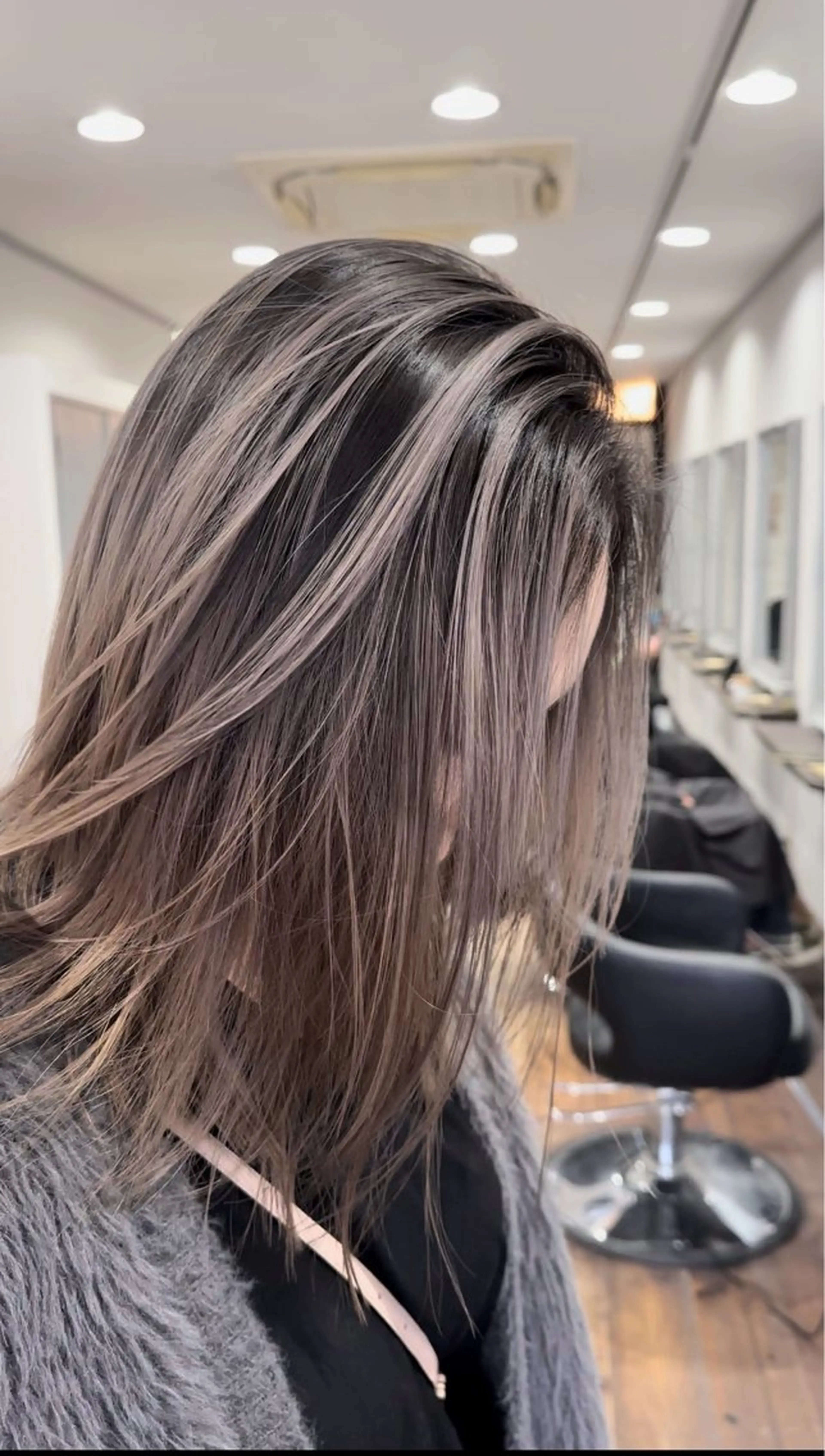 ミディアム レイヤーカット カット ヘアカラー トリートメント _White広島所属・バレイヤージュ 隅中秀弥のヘアスタイル