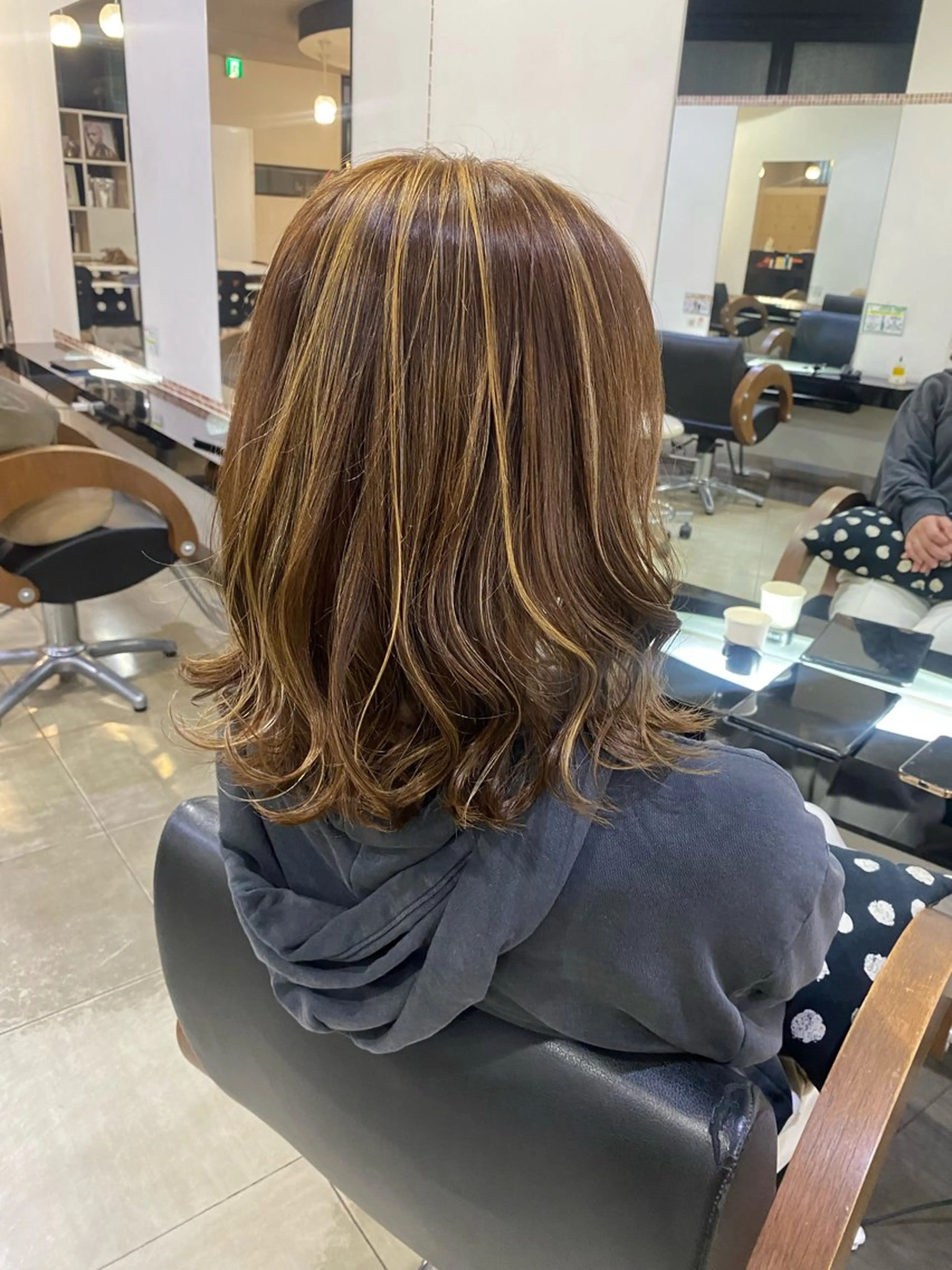 ミディアム カラー ヘアアレンジ ハイライトカラー ハイライト DISCOHAIRsanc（ルジャルダン町田）所属・烏山 達也のヘアスタイル