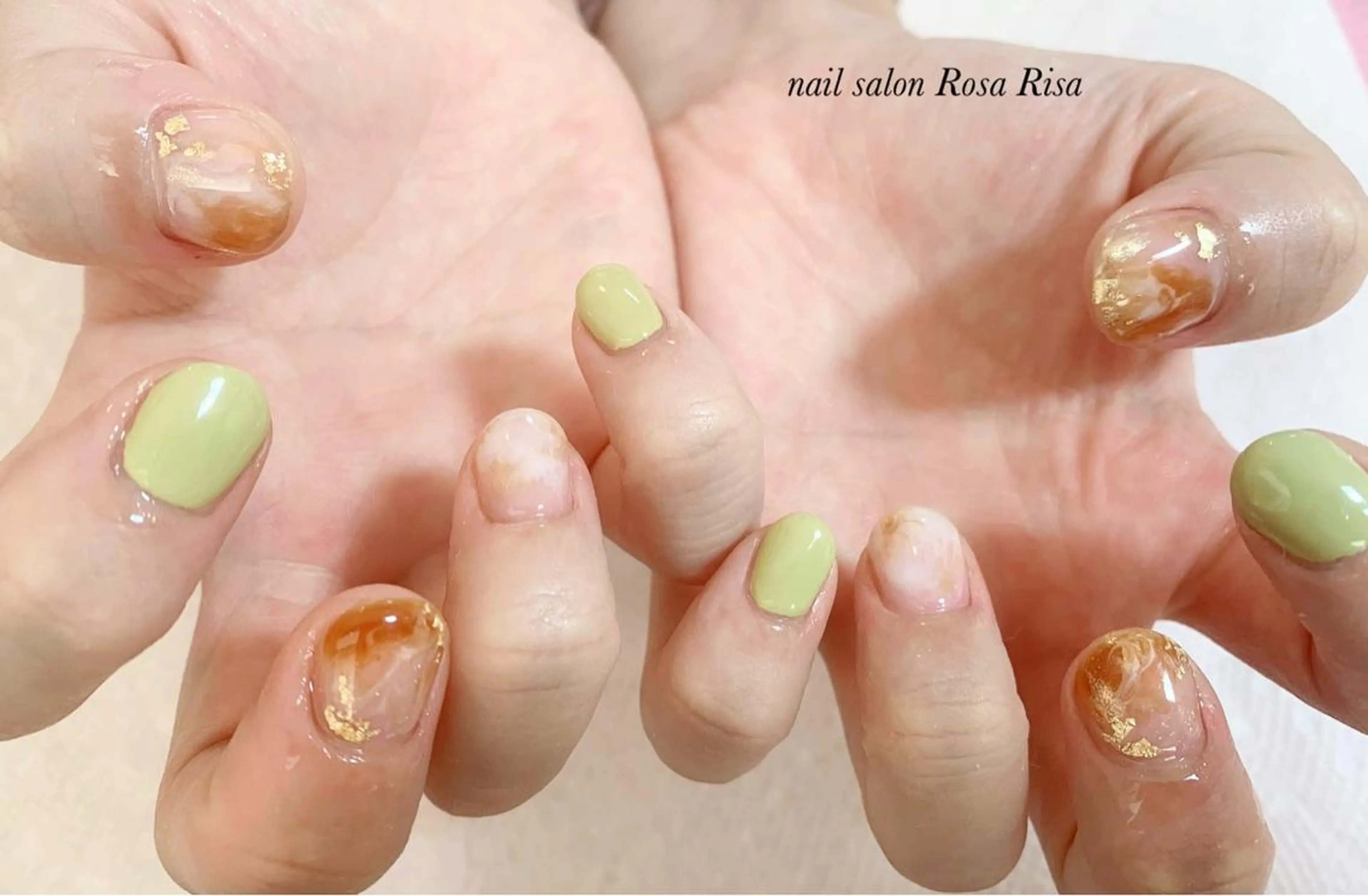 ショート ネイル ニュアンスネイル ピスタチオネイル ネイルスタジオ シェイクユアハンズのネイルデザイン