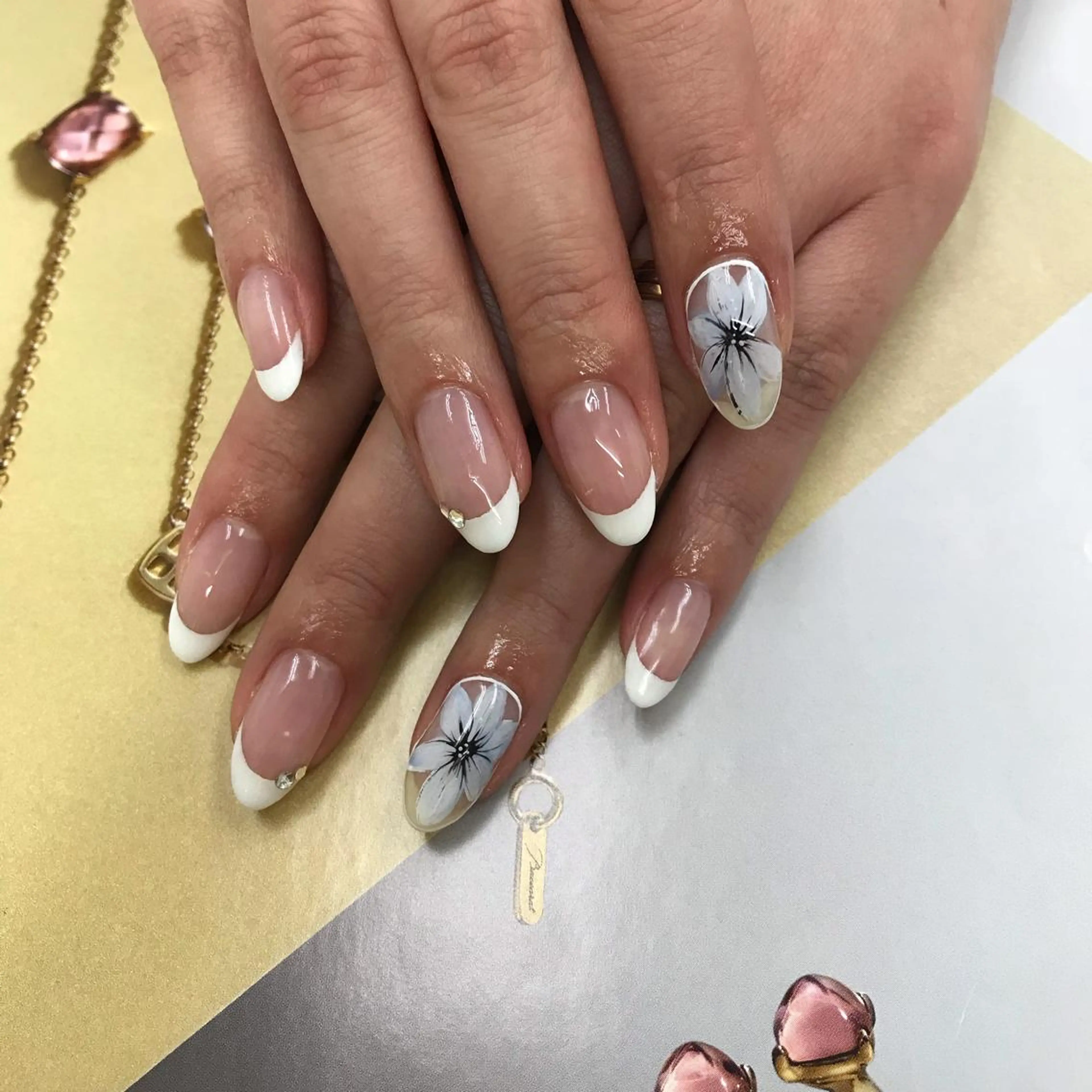 ネイル フレンチネイル ストーンネイル ハンドネイル nail salon Neige所属・nail salon Neigeのネイルデザイン