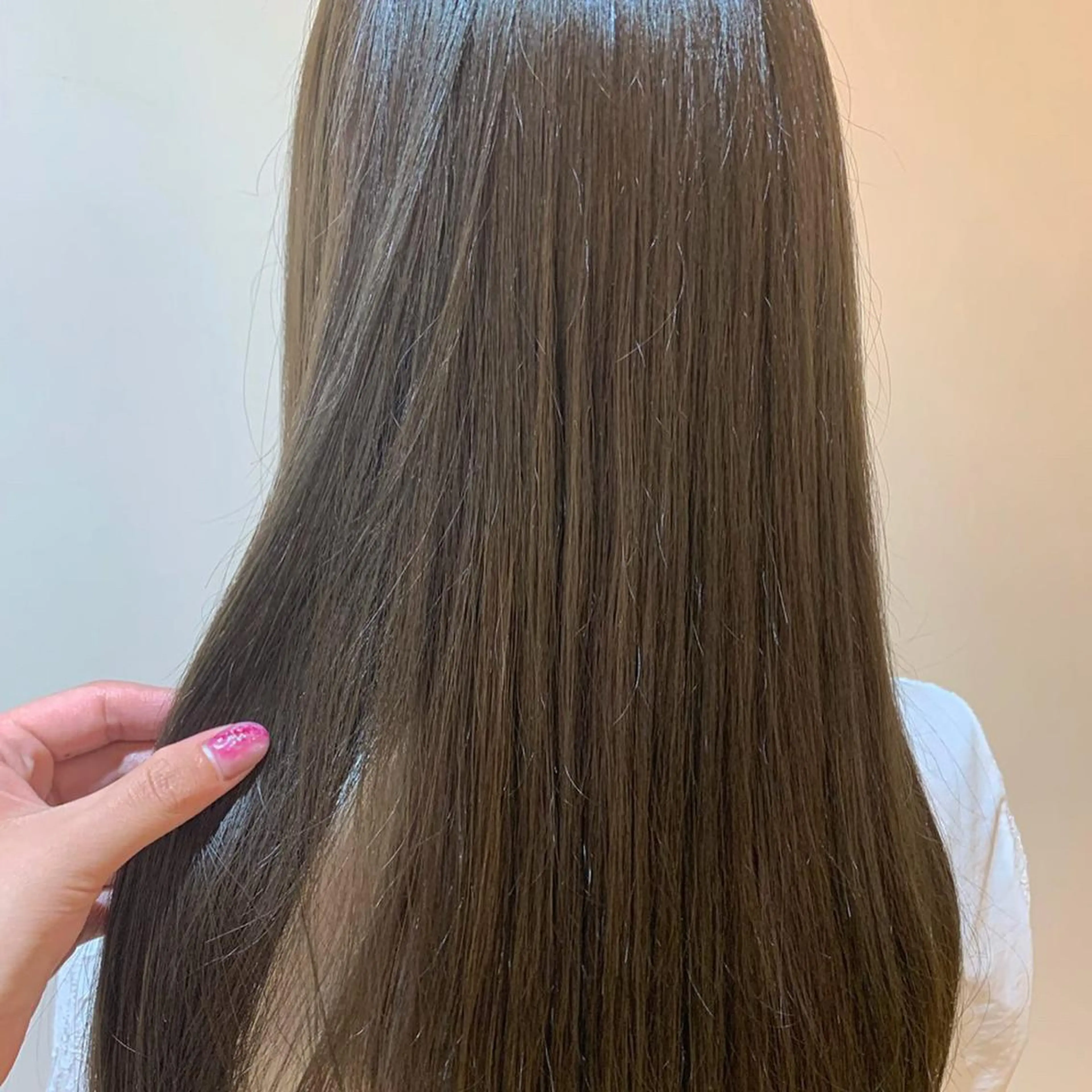 ロング カラー アッシュ 齊藤 衣梨佳のヘアスタイル