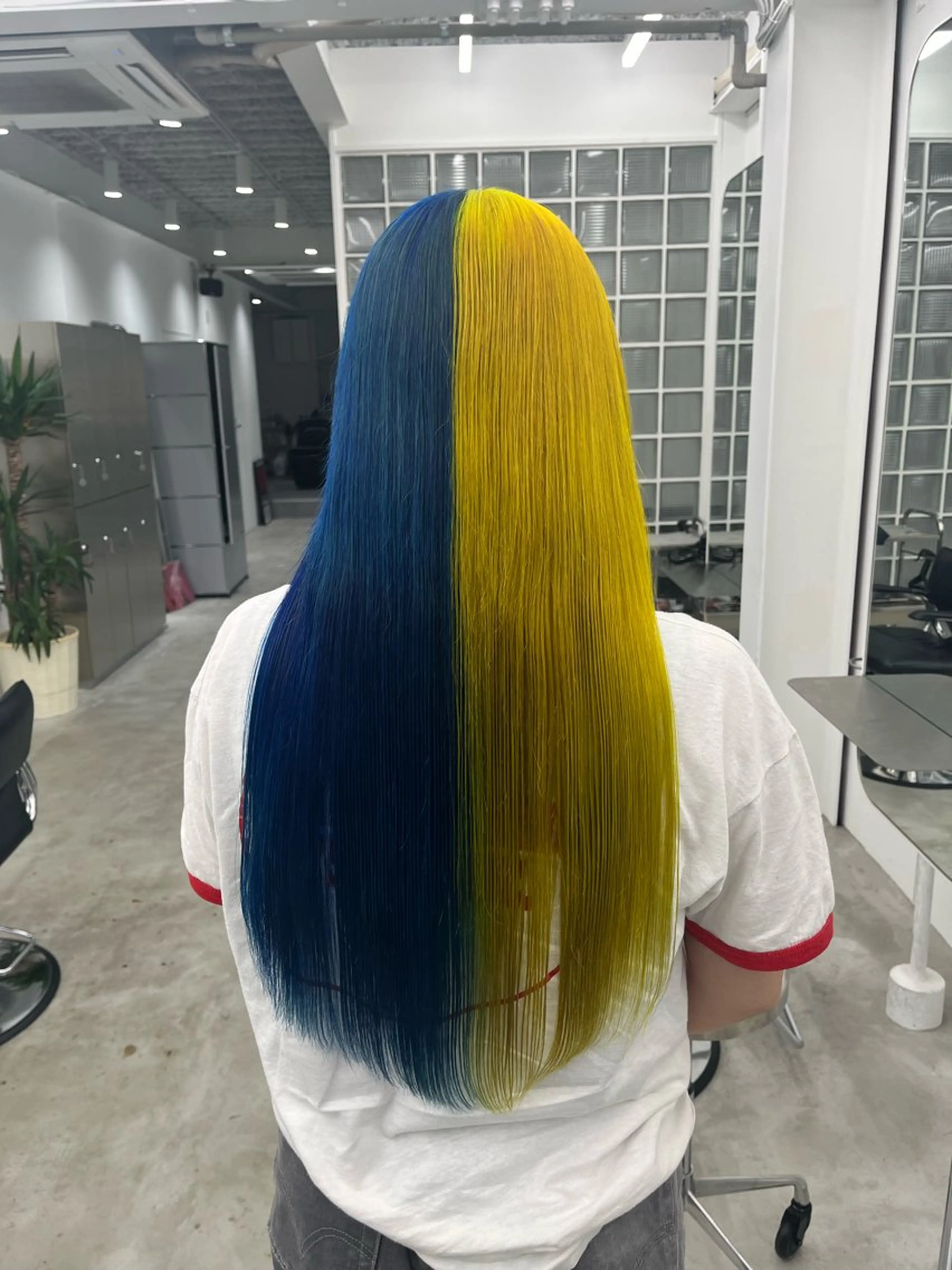 セミロング カラー ブリーチ ブルーカラー デザインカラー イエローカラー カット ヘアカラー トリートメント 髪質改善縮毛矯正/暖 色カラー/ウエダカナのヘアスタイル