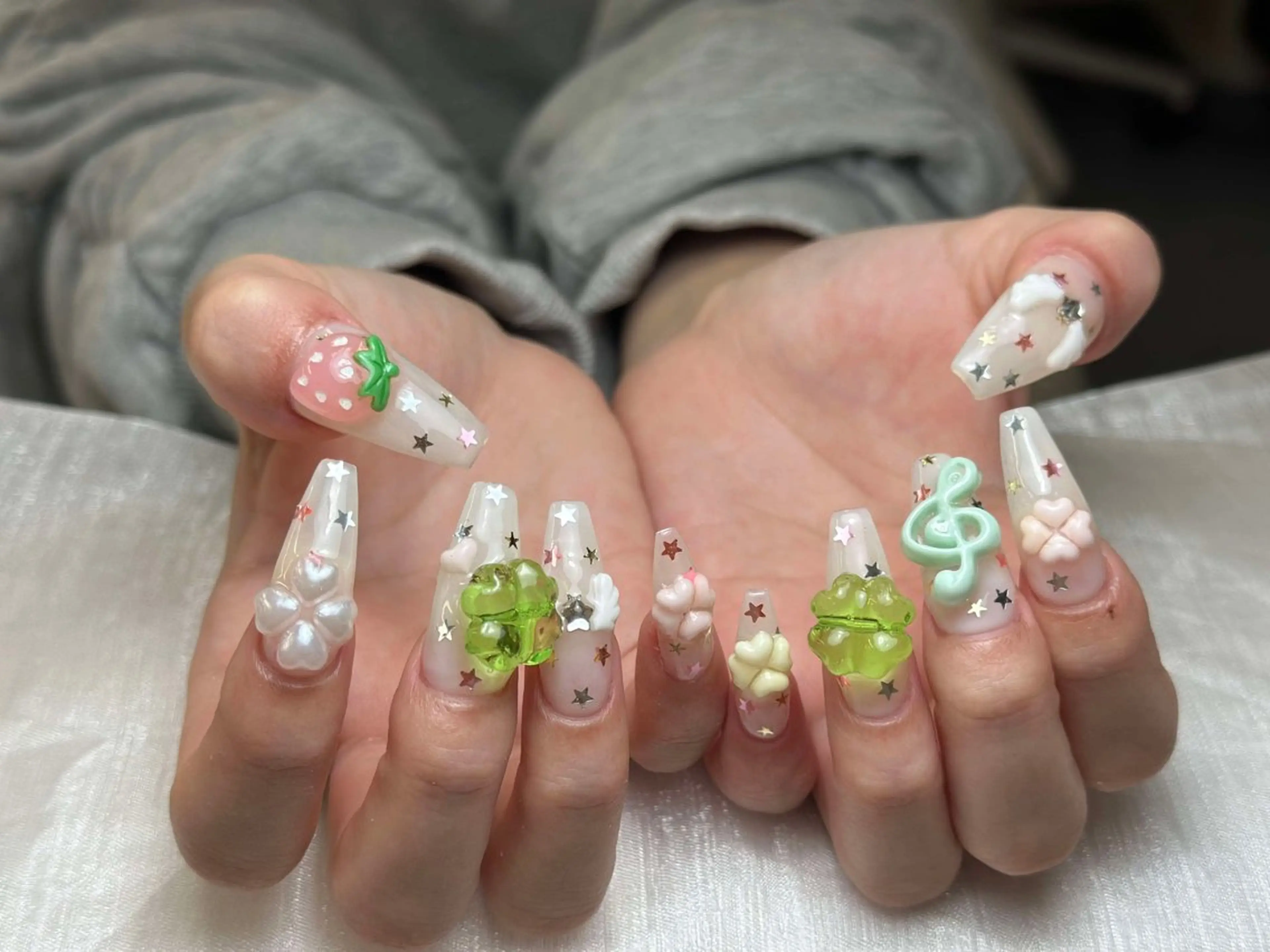 ネイル グラデーション キラキラネイル ワンカラーネイル 冬ネイル Jenn Nail Salonのネイルデザイン