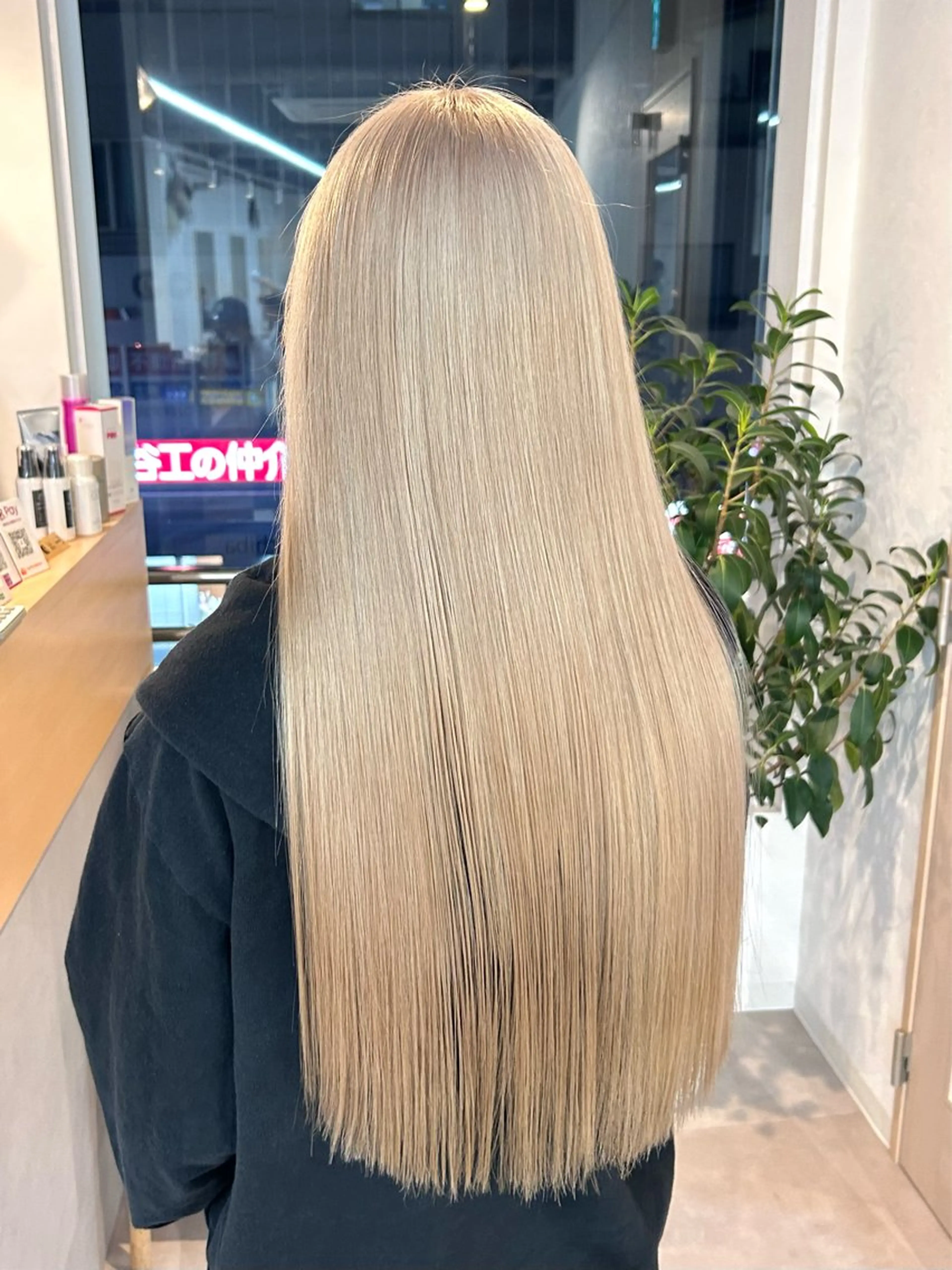 ロング カラー ベージュカラー ホワイトベージュ カット ヘアカラー トリートメント 艶カラー/レイヤー/ ハイトーン/まなみのヘアスタイル