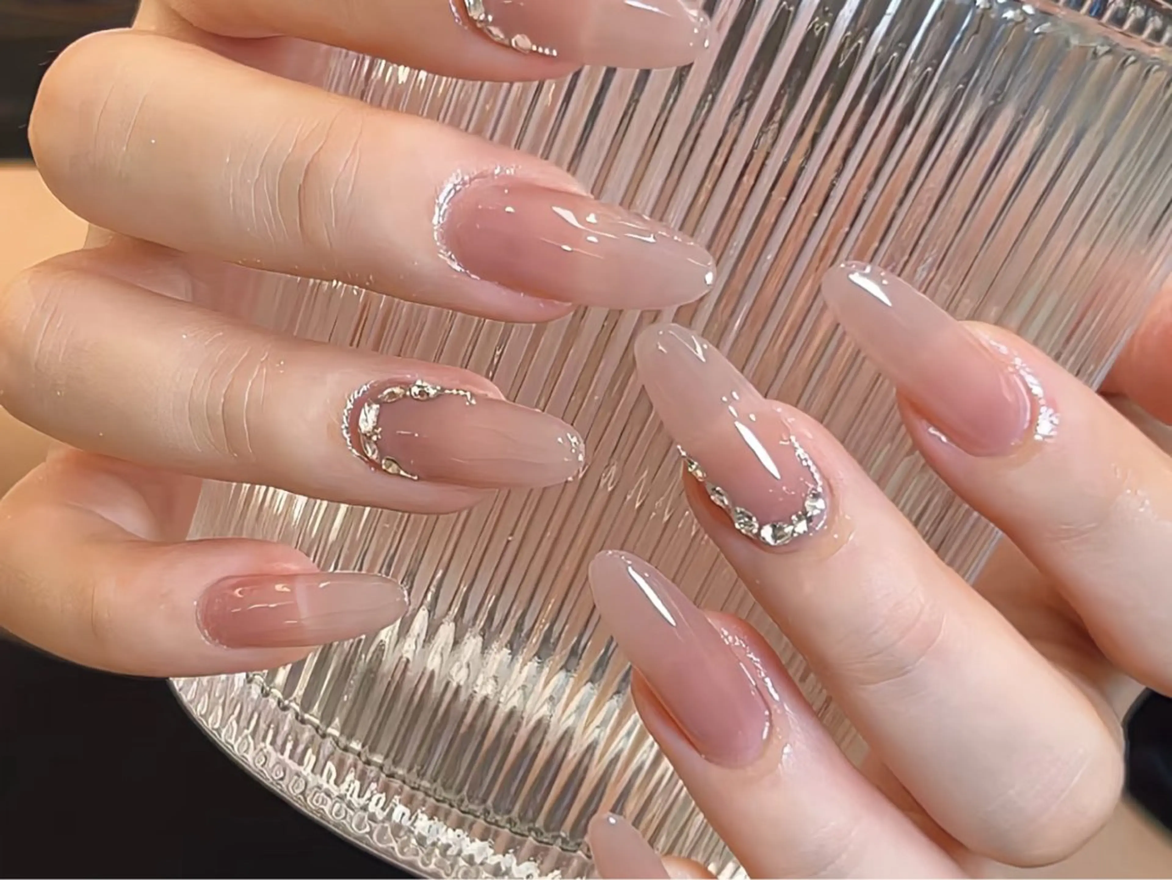 ネイル キラキラネイル 韓国ネイル オフィスネイル ハンドネイル ハンドケア cat‘s nail🐈‍⬛のネイルデザイン