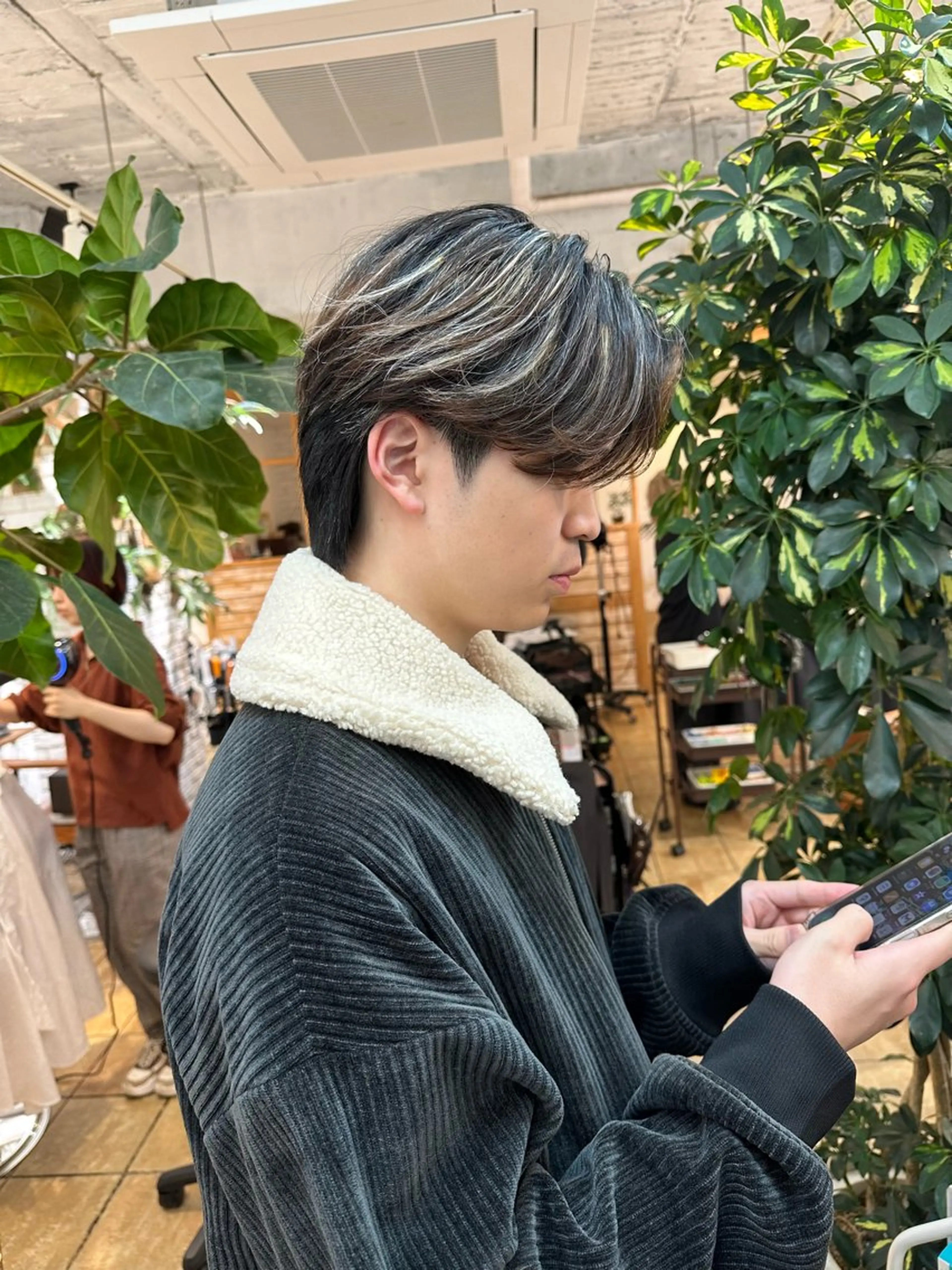 カラー パーマ メンズ センターパート コンマヘア メンズ韓国風 メンズメッシュ メンズパーマ 渋谷 メンズヘア⭐️ タニグチヨシユキのヘアスタイル