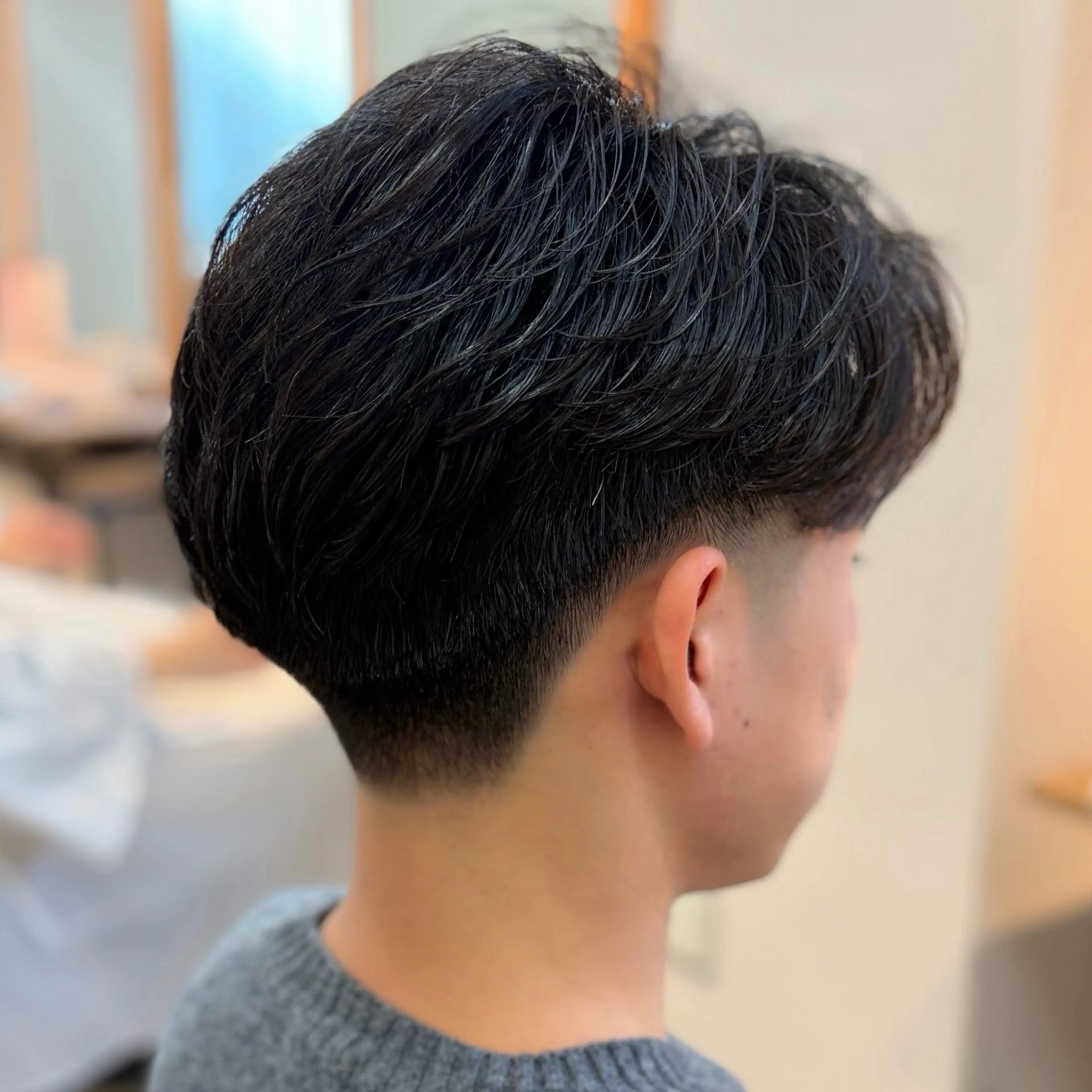 パーマ メンズ センターパート フェードカット メンズパーマ ニュアンスパーマ カット パーマ 男の理想を叶える🔥 メンズパーマ特化｜関のヘアスタイル