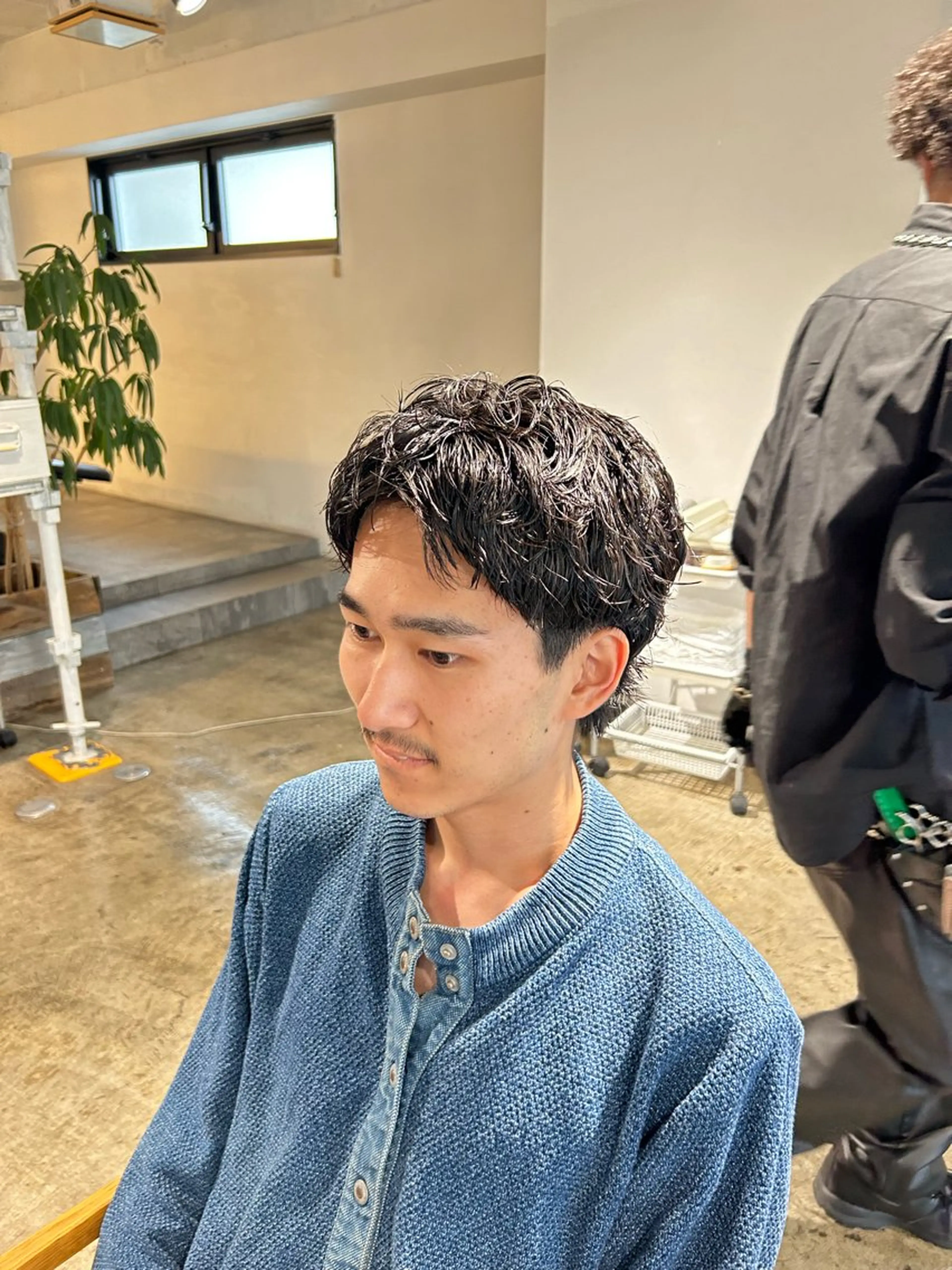 ショート パーマ メンズ センターパート ダウンパーマ カルマパーマ メンズ韓国風 マッシュ 名駅/フェザーパーマ 韓国ヘア/森岡のヘアスタイル