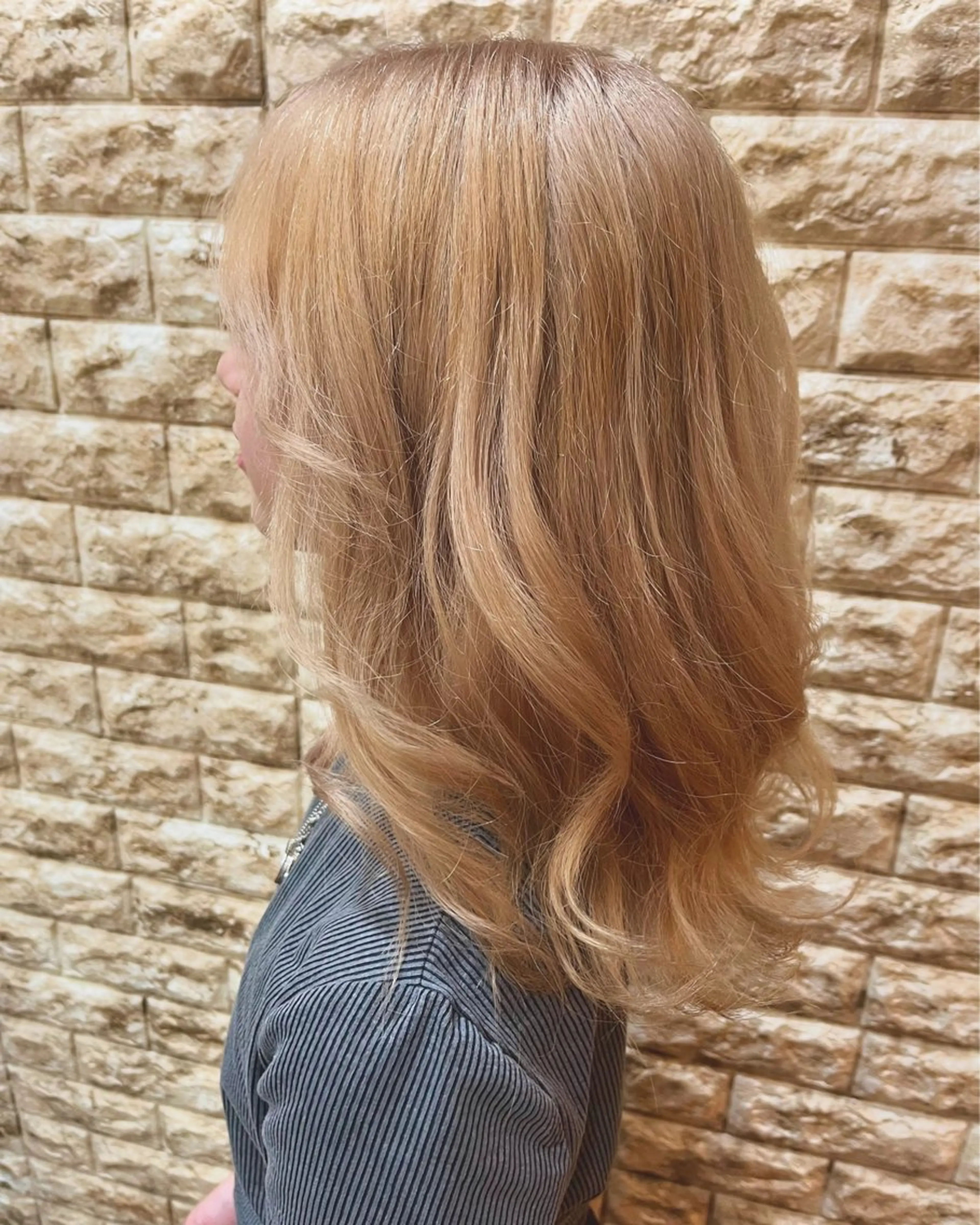 ミディアム カラー アッシュ ベージュカラー ブリーチ ハイトーンカラー 谷口 瑠南のヘアスタイル