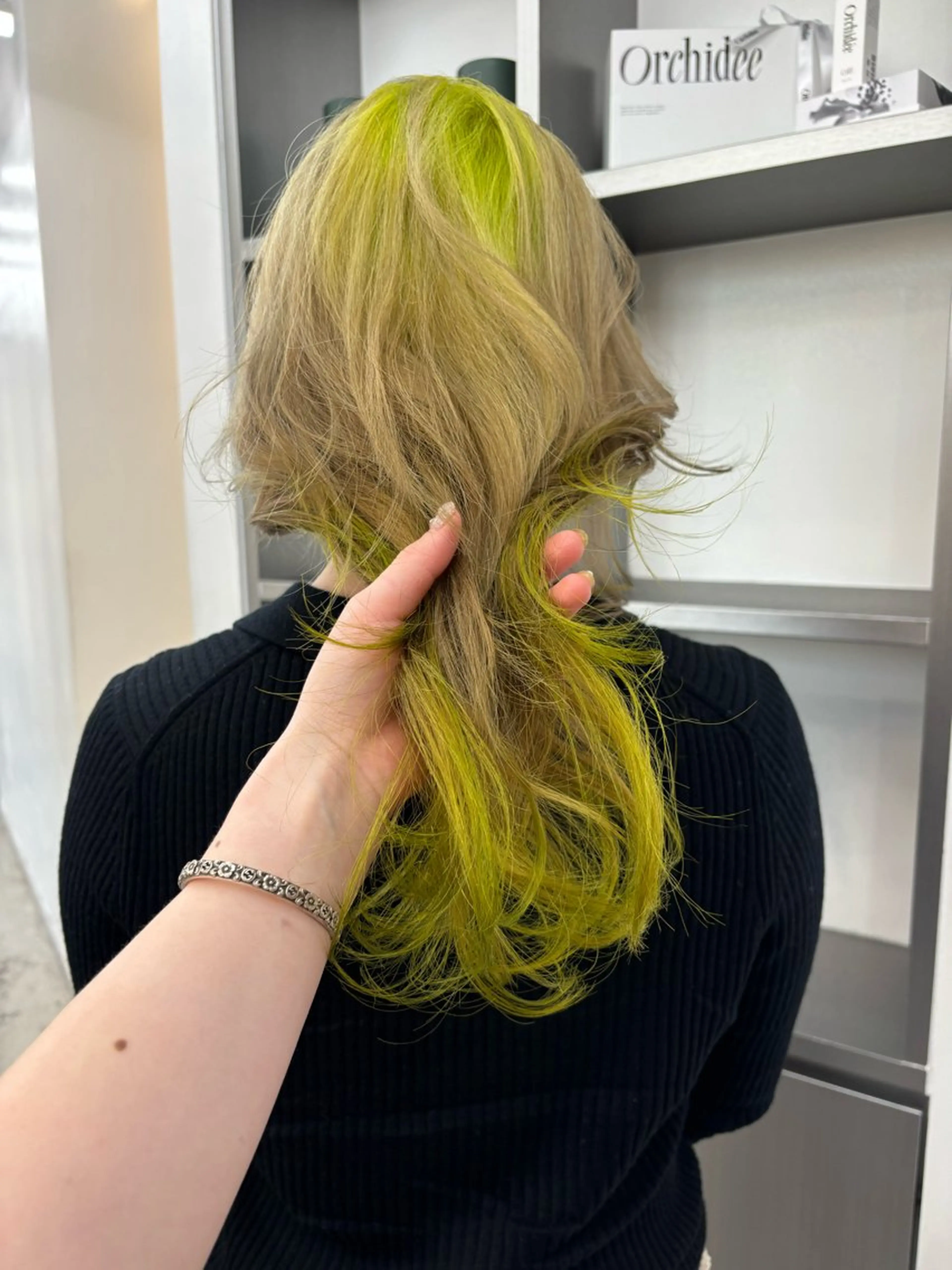 ミディアム パーマ ヘアアレンジ ヘアカラー トリートメント 🎨ハイトーン/ 切りっぱなし みつきのヘアスタイル