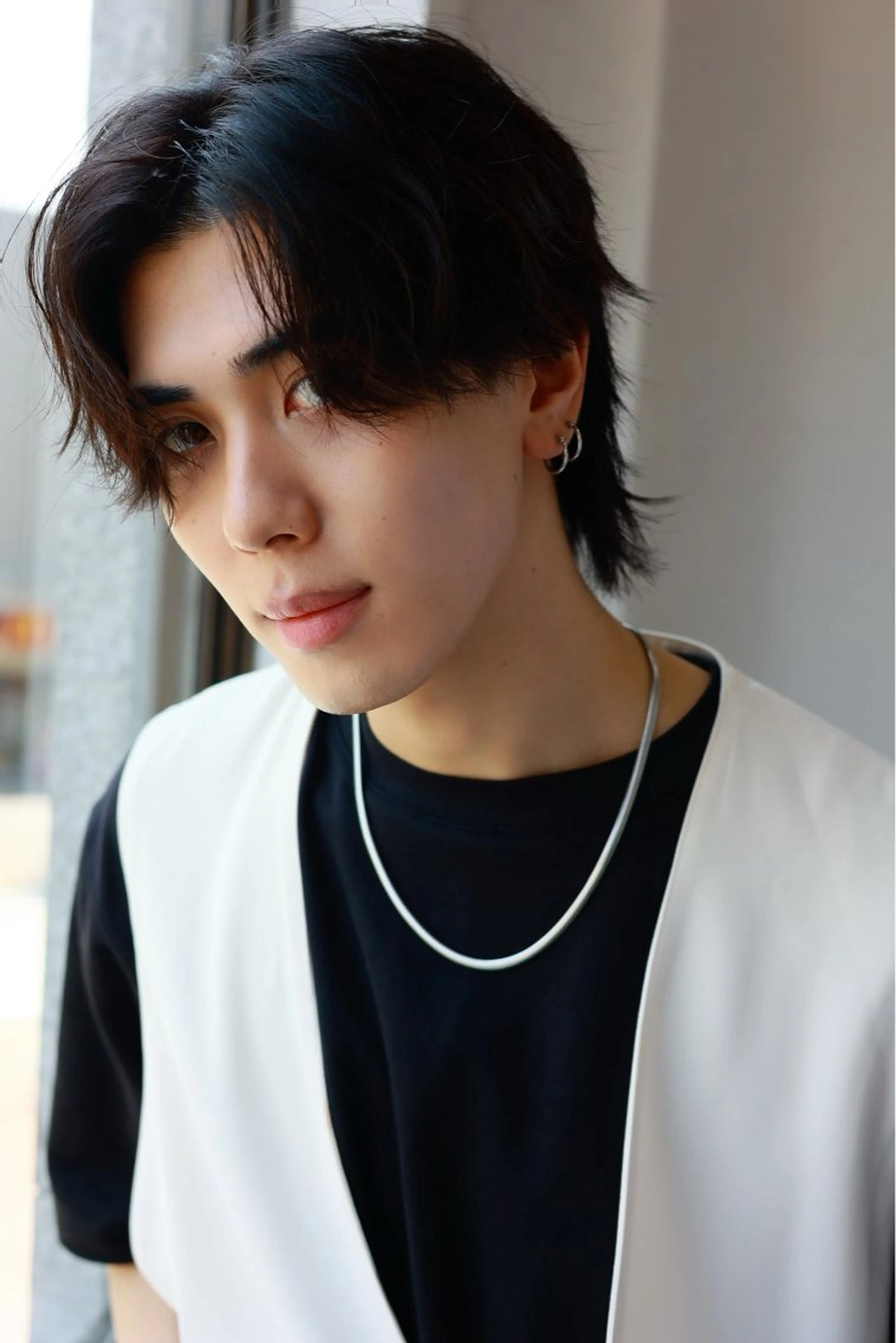 ショート メンズ センターパート マッシュウルフ マッシュ 波巻きパーマ メンズウルフカット 尾野 雅斗のヘアスタイル