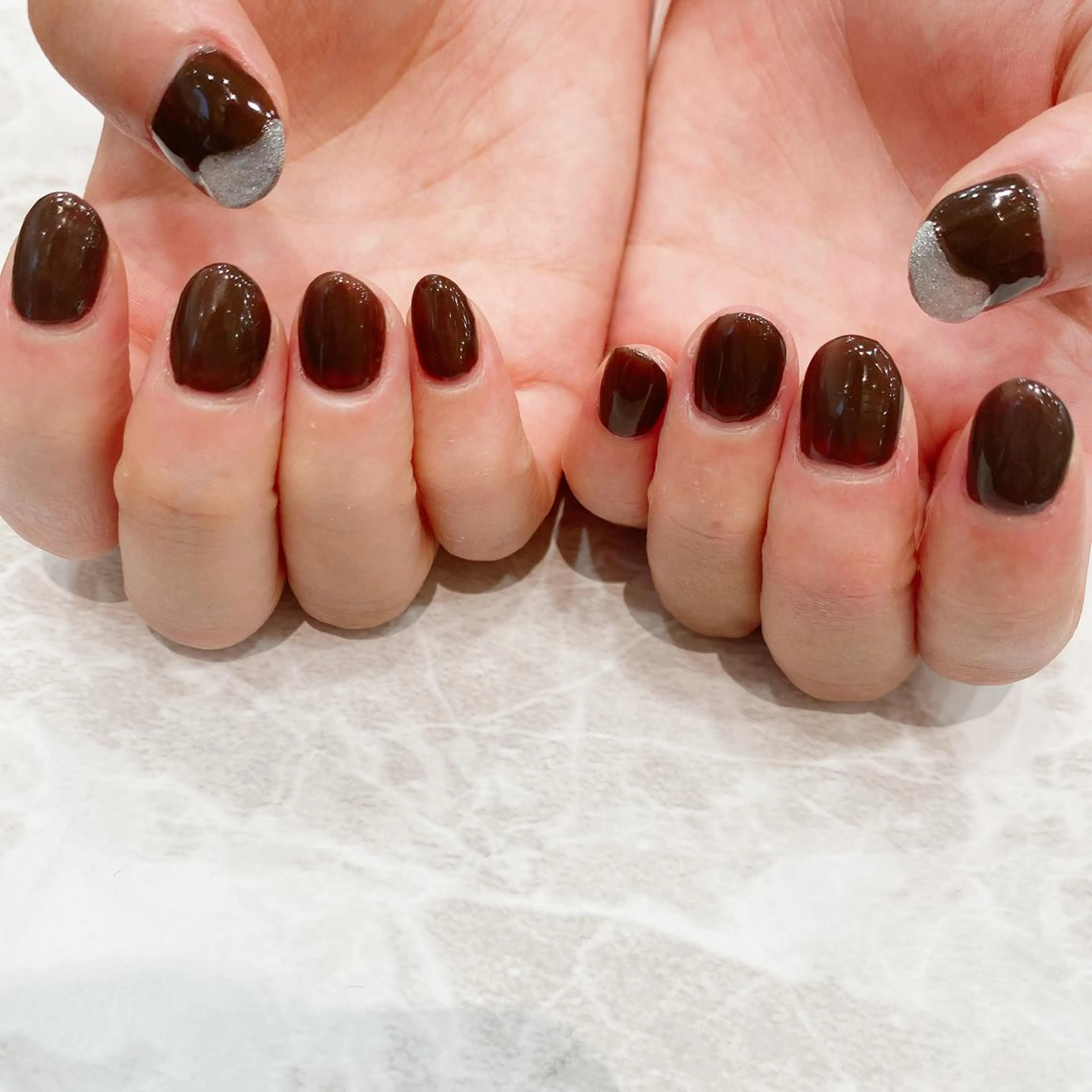 ネイル ブラウン マグネットネイル ぷっくりネイル 関谷 真登佳のネイルデザイン