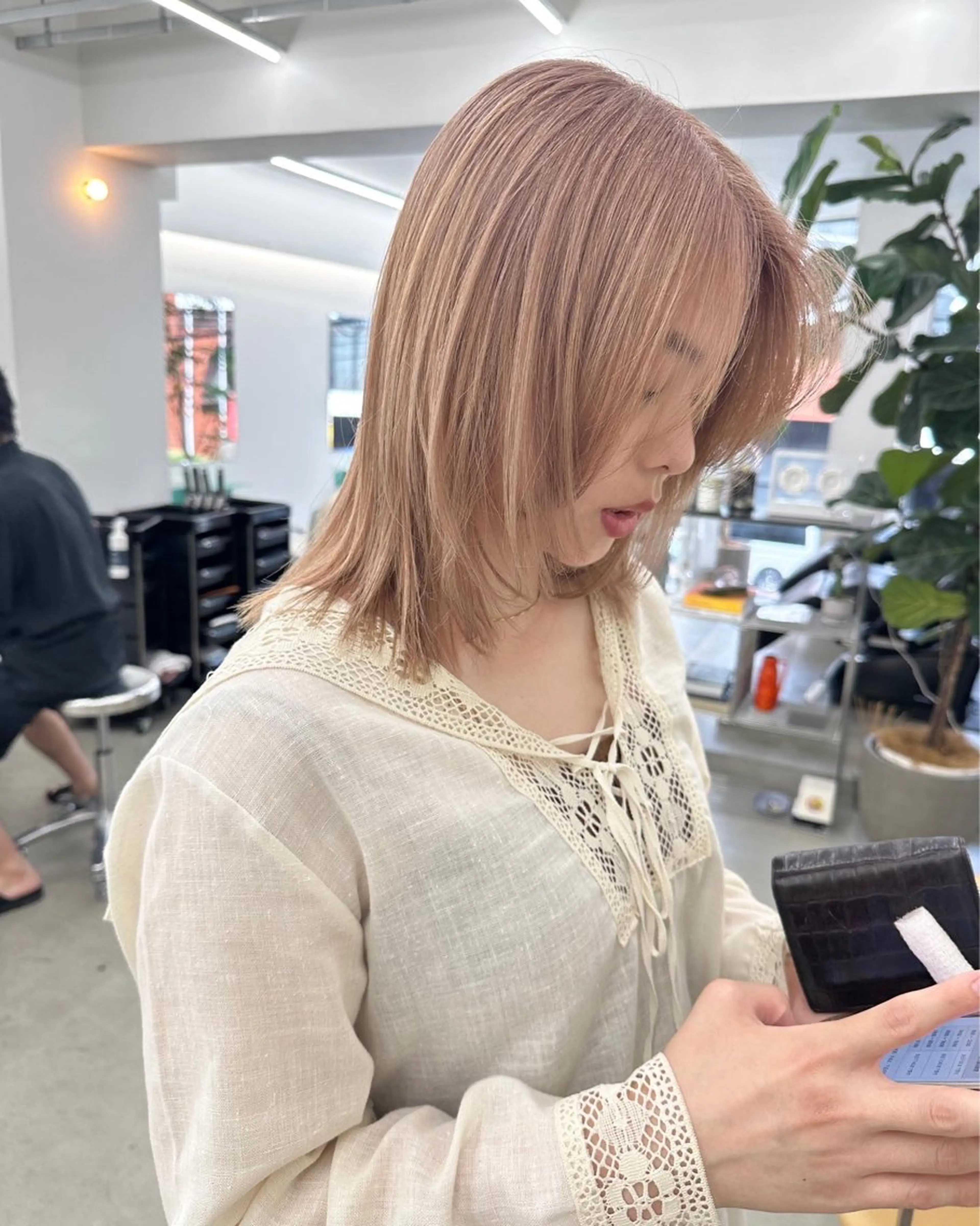 ミディアム カラー ベージュカラー ブリーチ ケアブリーチ 透明感カラー ペールベージュ ヘアカラー トリートメント ボブ/レイヤー/ケア パーマ/リュウタのヘアスタイル