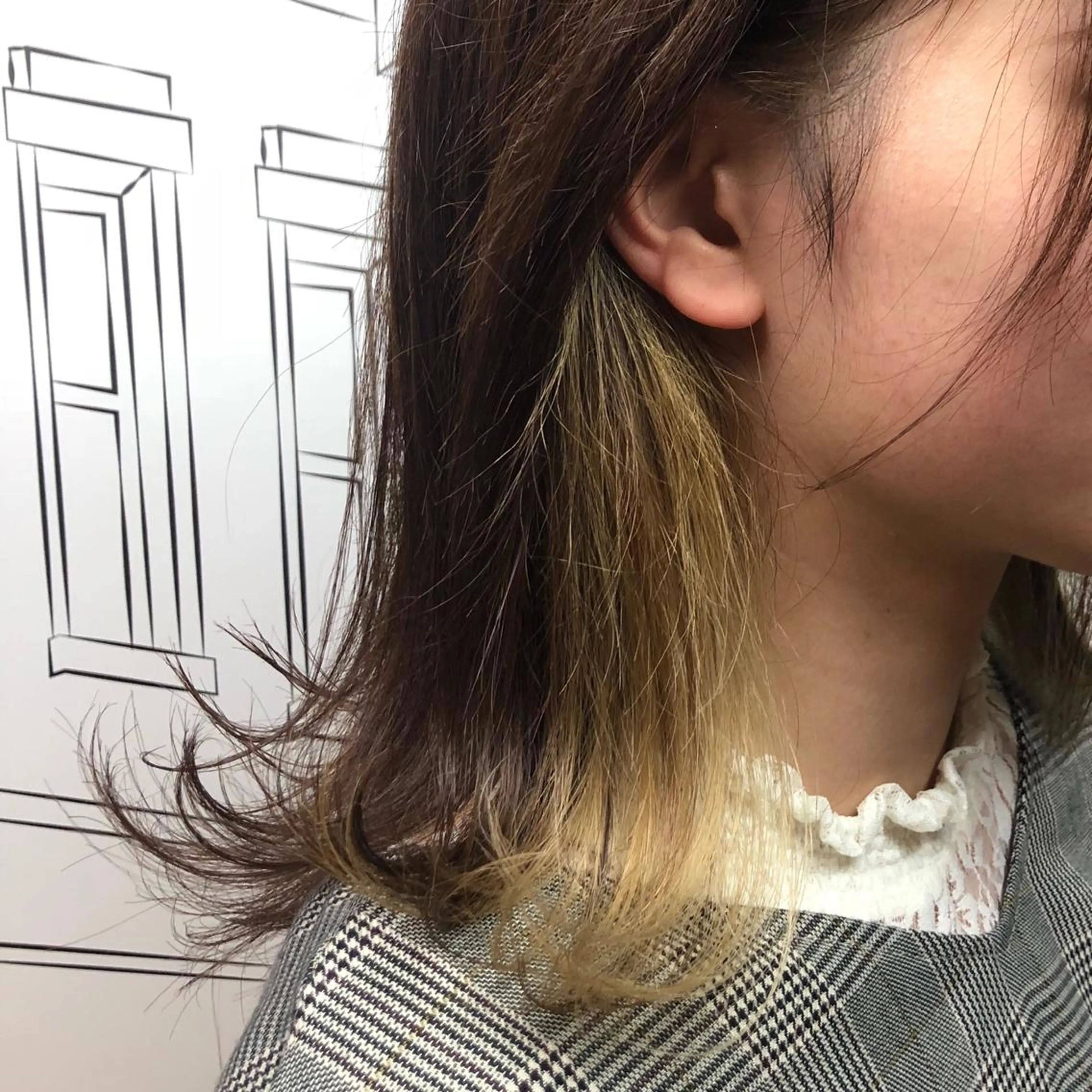 ミディアム カラー ブリーチ イヤリングカラー TOMOKA 艶髪/透明感カラーのヘアスタイル