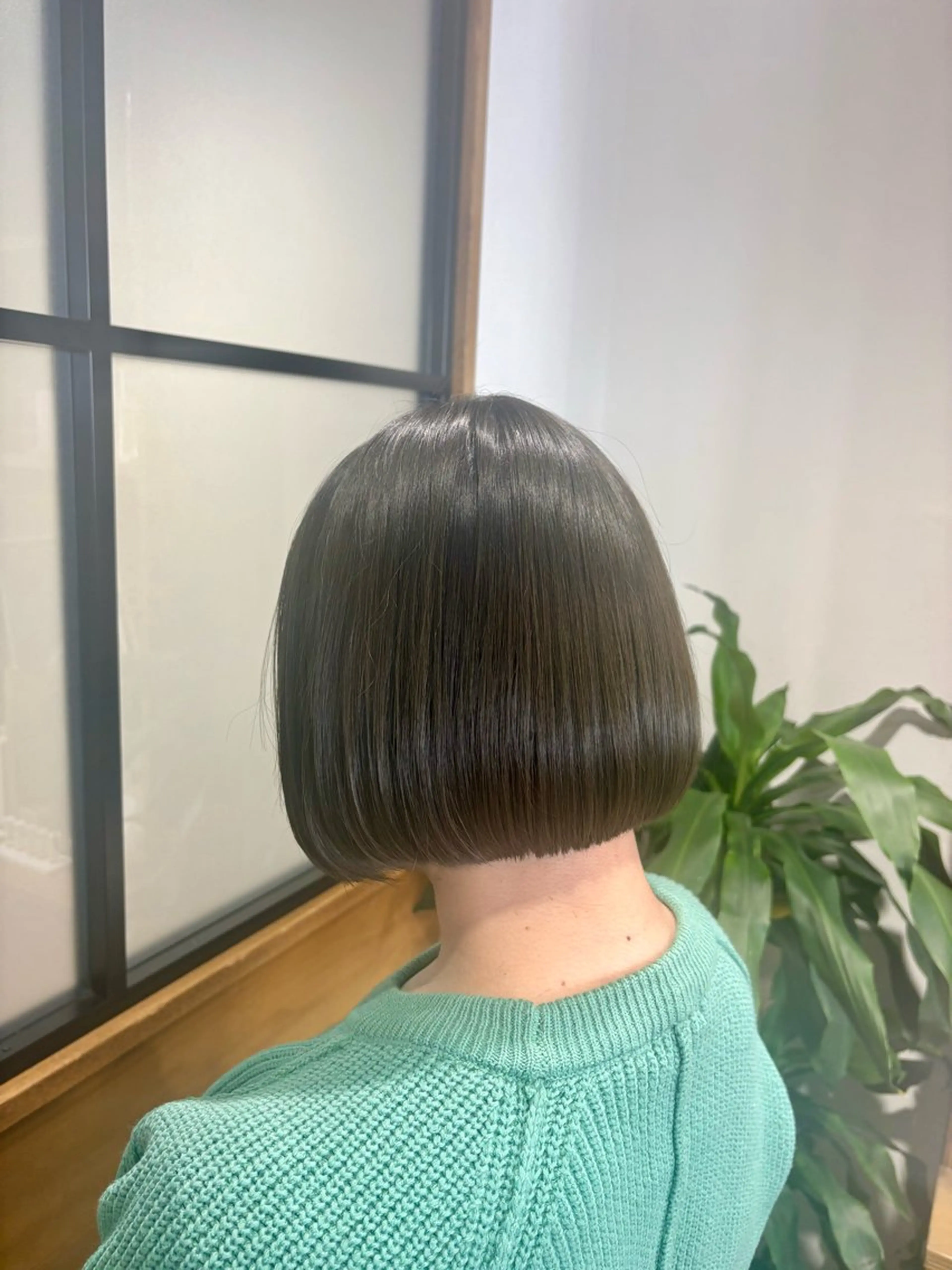 ショート カラー ベージュカラー オリーブベージュ ボブ カット ヘアカラー トリートメント 新井 友菜のヘアスタイル