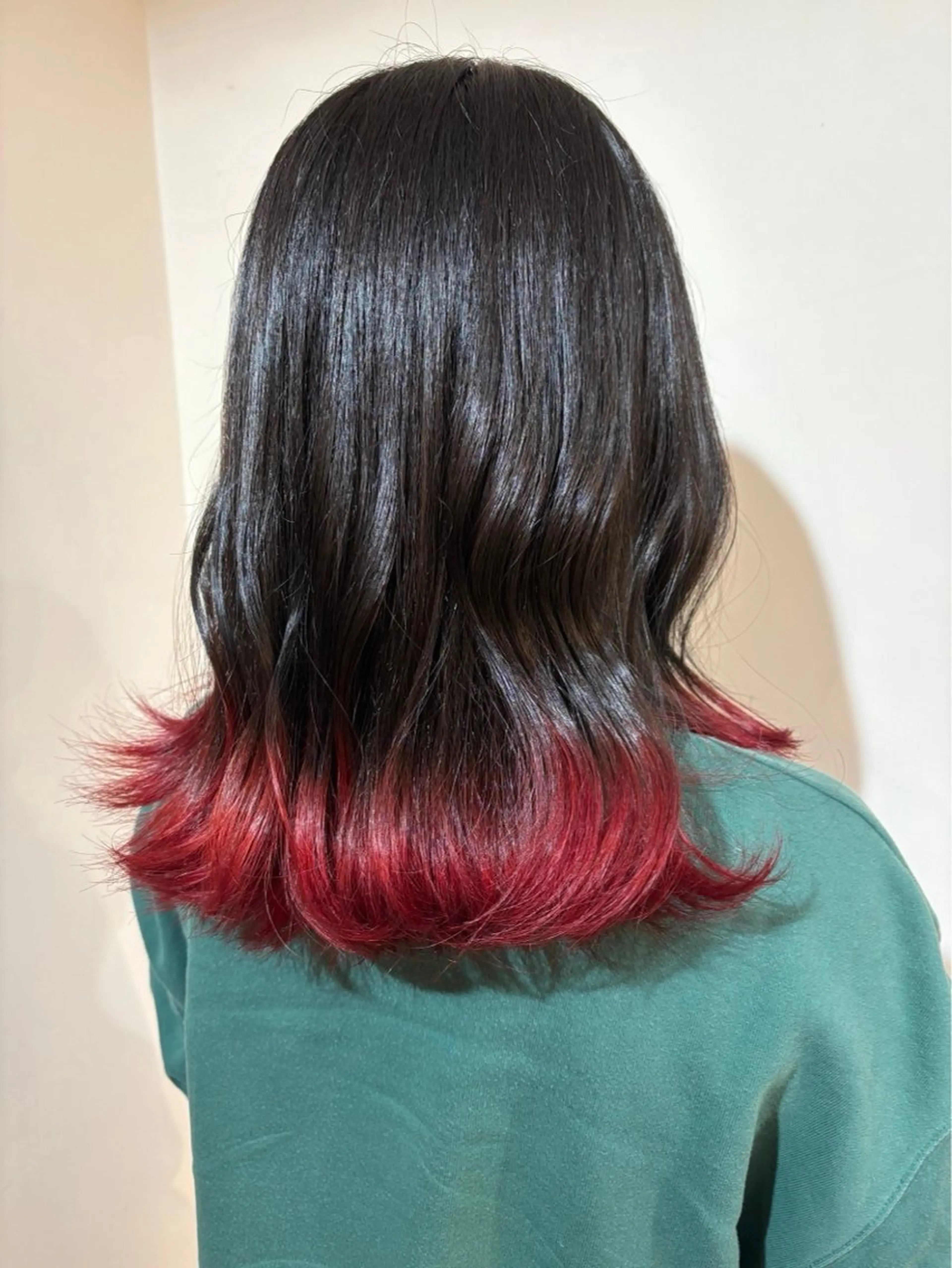 ミディアム カラー ブリーチ グラデーションカラー レッドカラー COLO✨️ 白川綺香のヘアスタイル