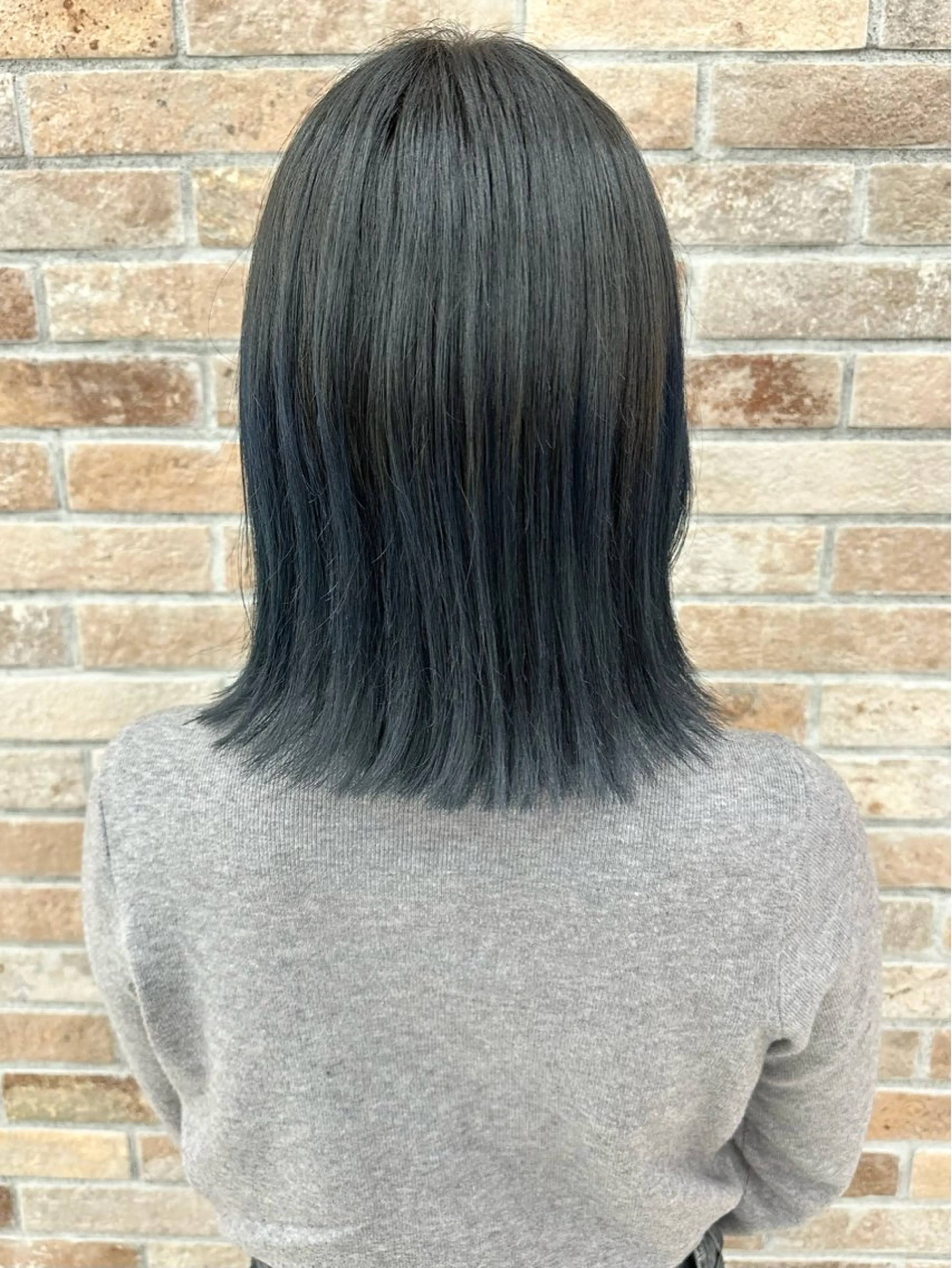 ミディアム カラー 黒髪 ブリーチ ブルーカラー ブルーブラック 齋藤 らいのヘアスタイル