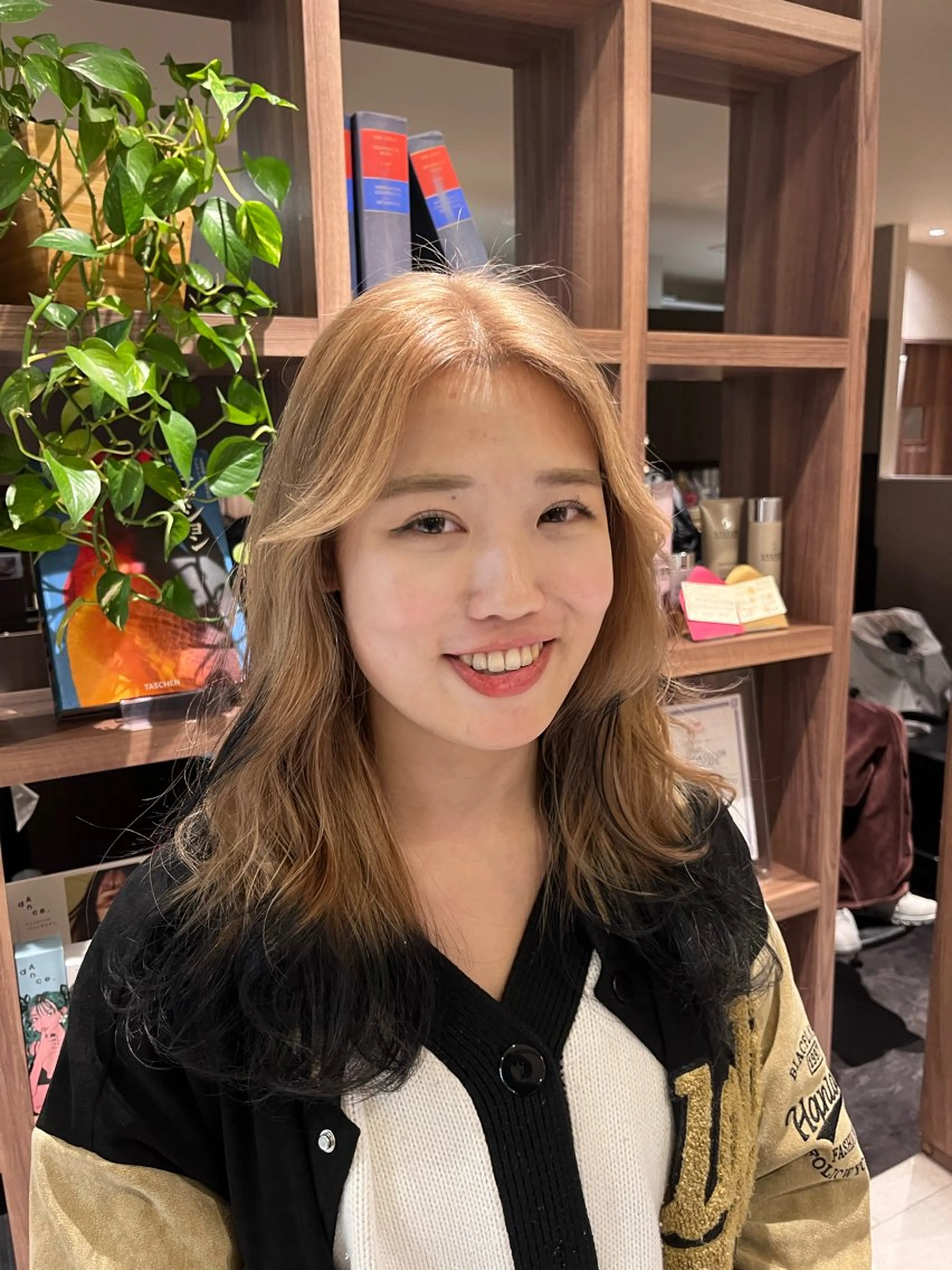 ロング カラー ベージュカラー 黒髪 デザインカラー ミルクティーベージュ ヘアカラー dogstar小林諒 パーマ/レイヤーのヘアスタイル