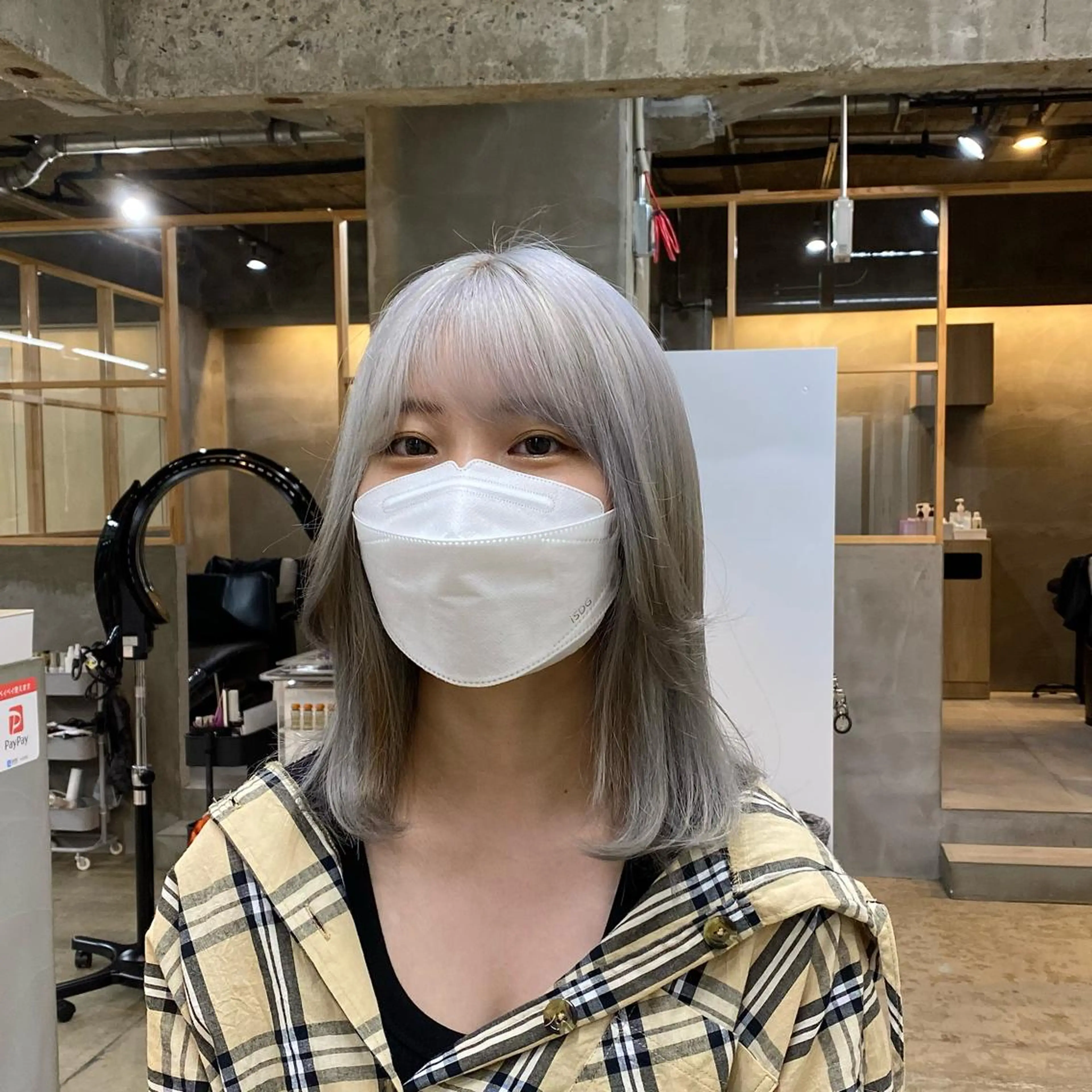 ミディアム カラー ブリーチ シルバー 茜璃/ブリーチカラー /レイヤーカットのヘアスタイル