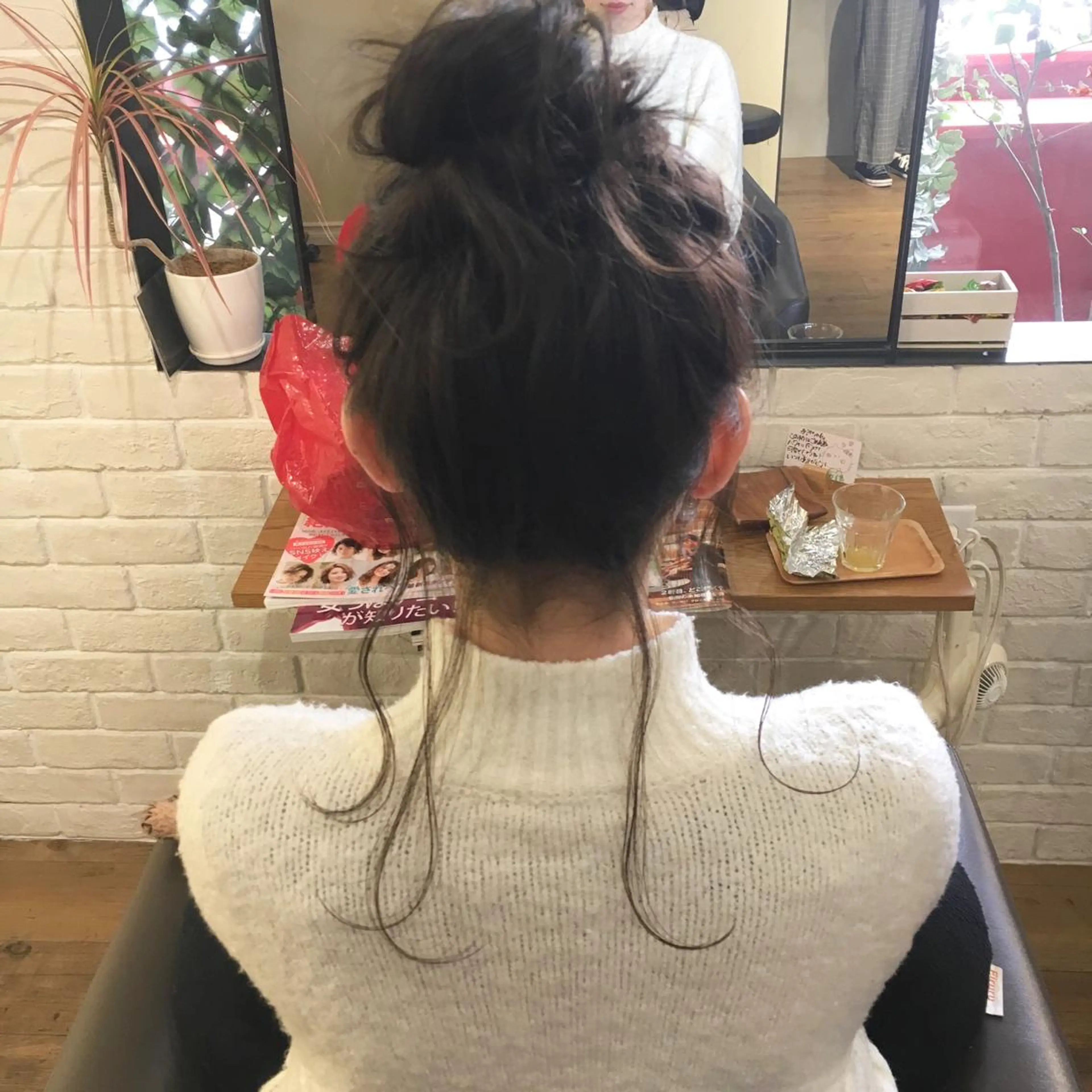 セミロング カラー ヘアアレンジ お団子ヘア 薬院:今泉/上川美幸 小顔ボブ/暗髪カラーのヘアスタイル