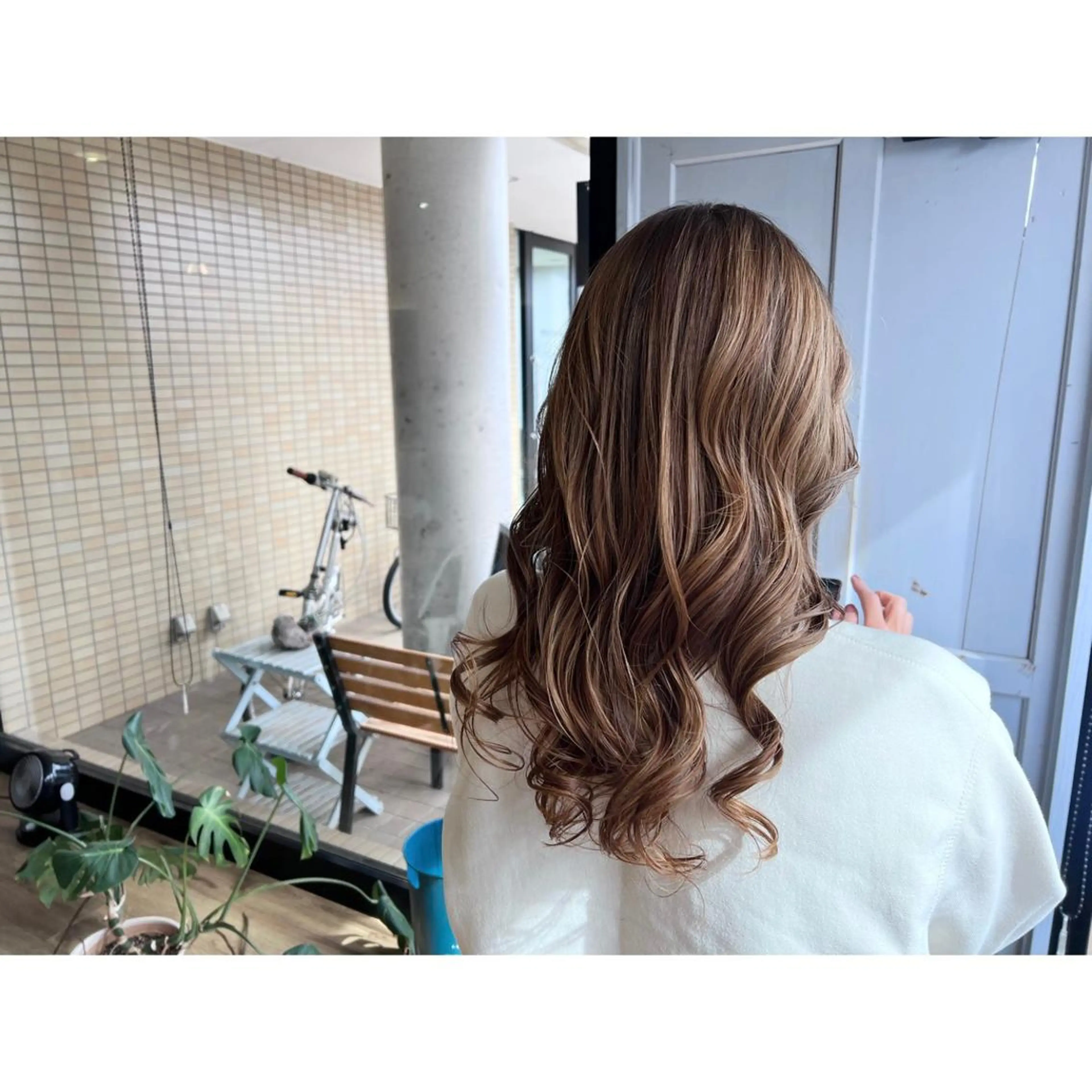 ロング カラー ベージュカラー ツキダテ ユイのヘアスタイル
