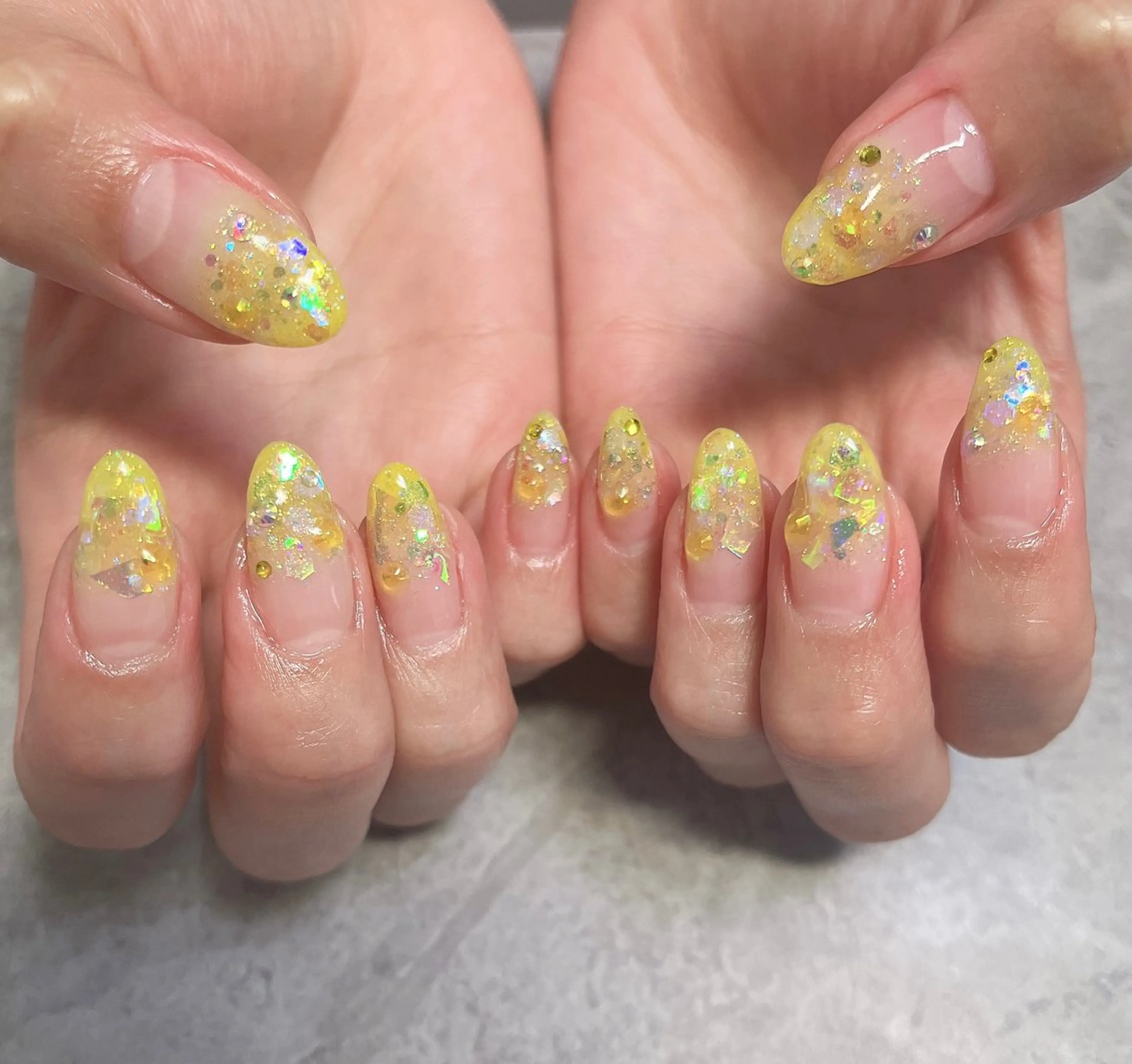 ネイル アートネイル キラキラネイル 持ち込み 春ネイル 黄色 ハンドネイル ハンドケア ベテランネイル cnc  nailのネイルデザイン