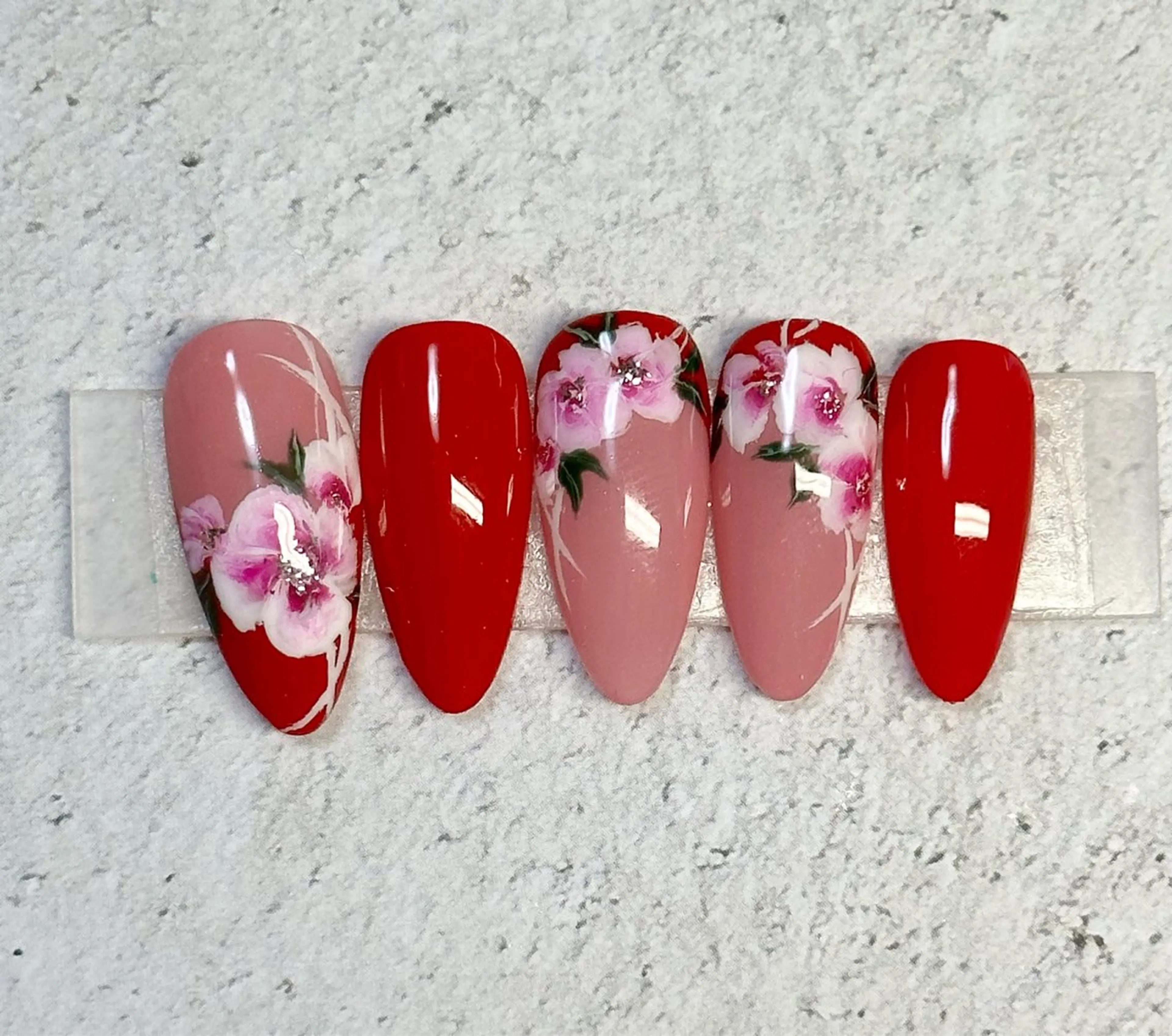 ネイル アートネイル オーロラネイル フレンチネイル ニュアンスネイル 赤色 M.N_ nailのネイルデザイン