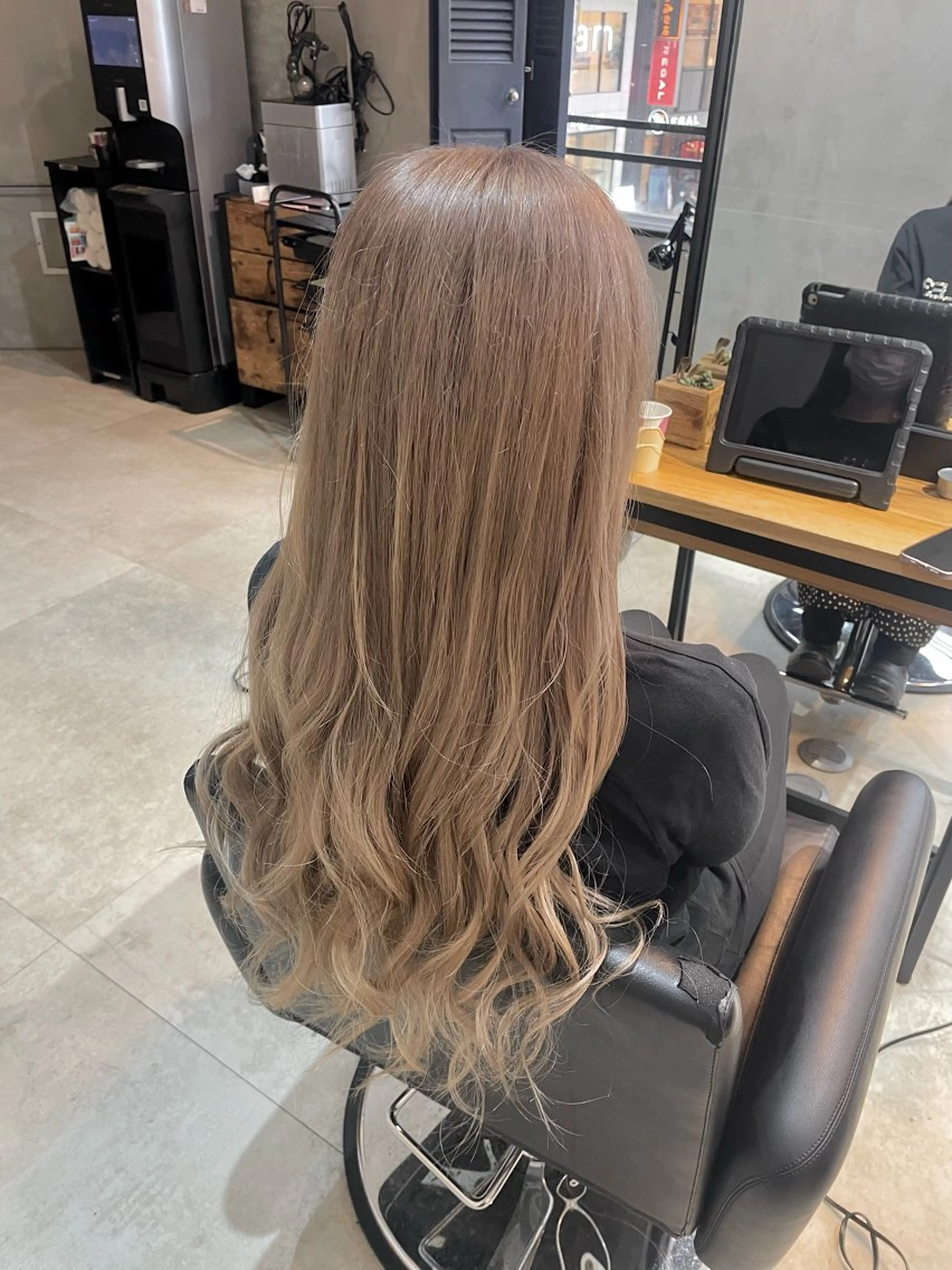 カラー ベージュカラー ミルクティーベージュ ヘアカラー トリートメント HAYATA/透明感 /派手髪/ケアブリのヘアスタイル