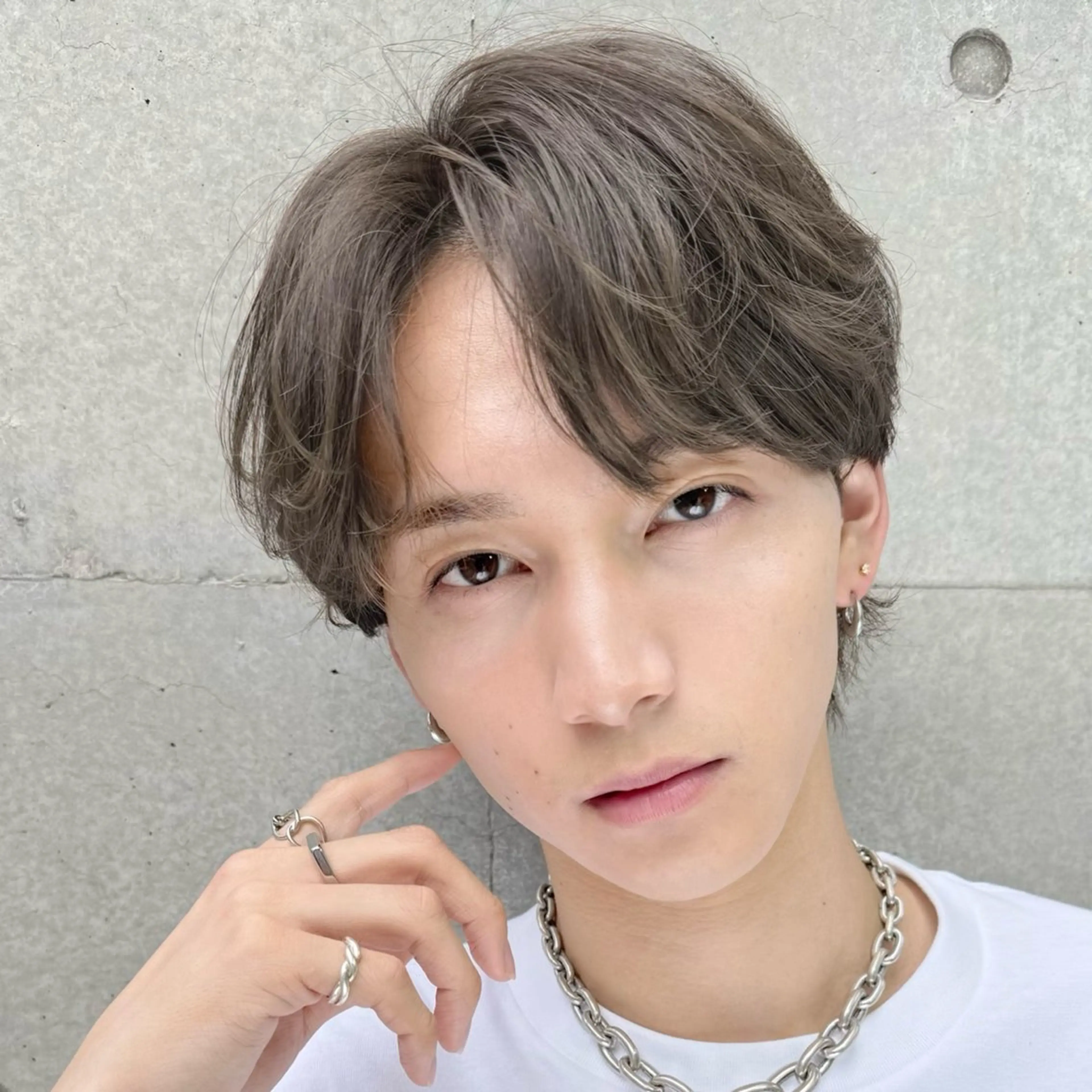 メンズ センターパート コンマヘア メンズデザインカット ダウンパーマ フェザーパーマ カット ヘアカラー シャドウ/フェザー ニュアンスヘアメンズのヘアスタイル