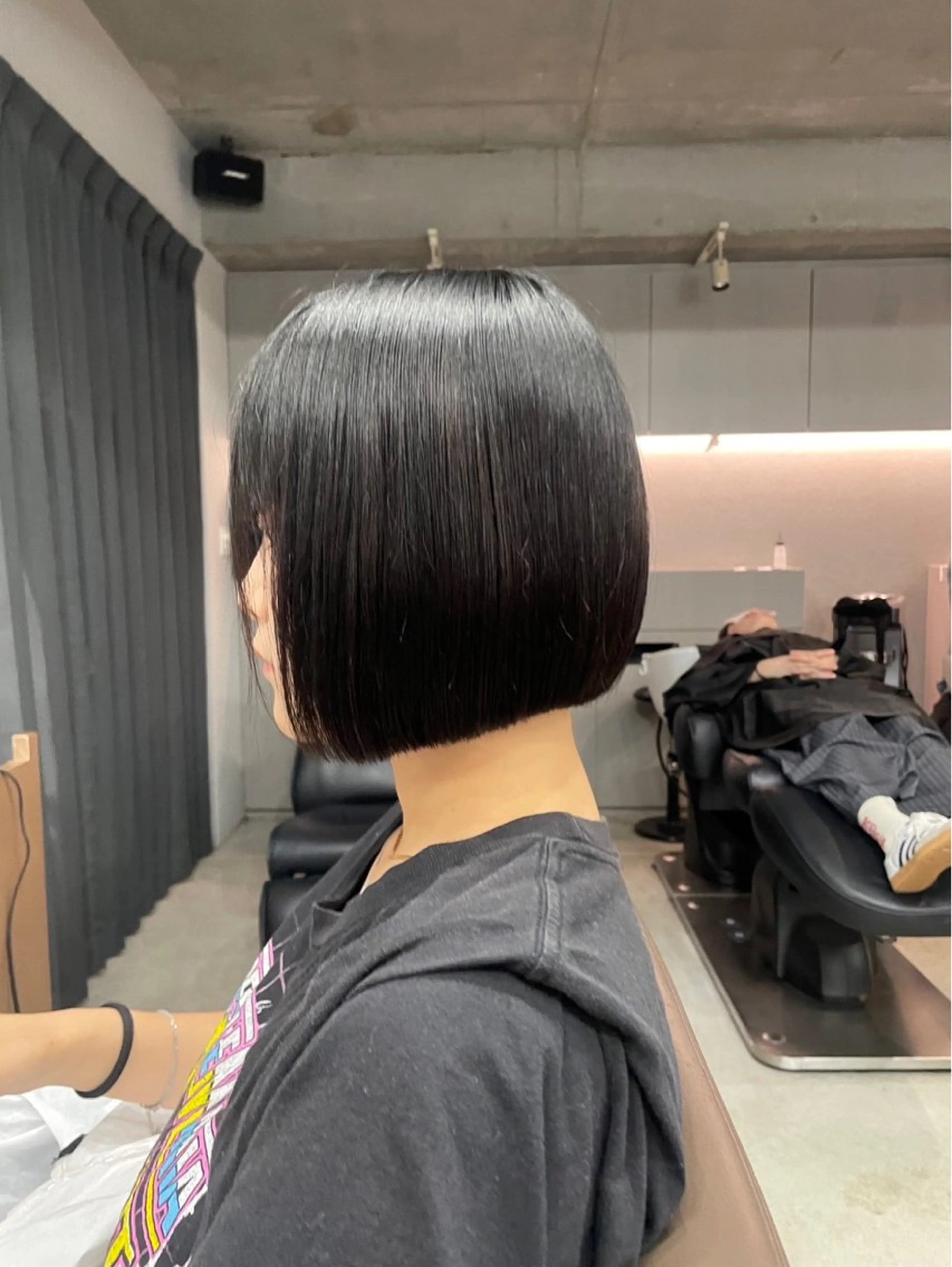 ショート 曲がる縮毛矯正 センターパートのヘアスタイル