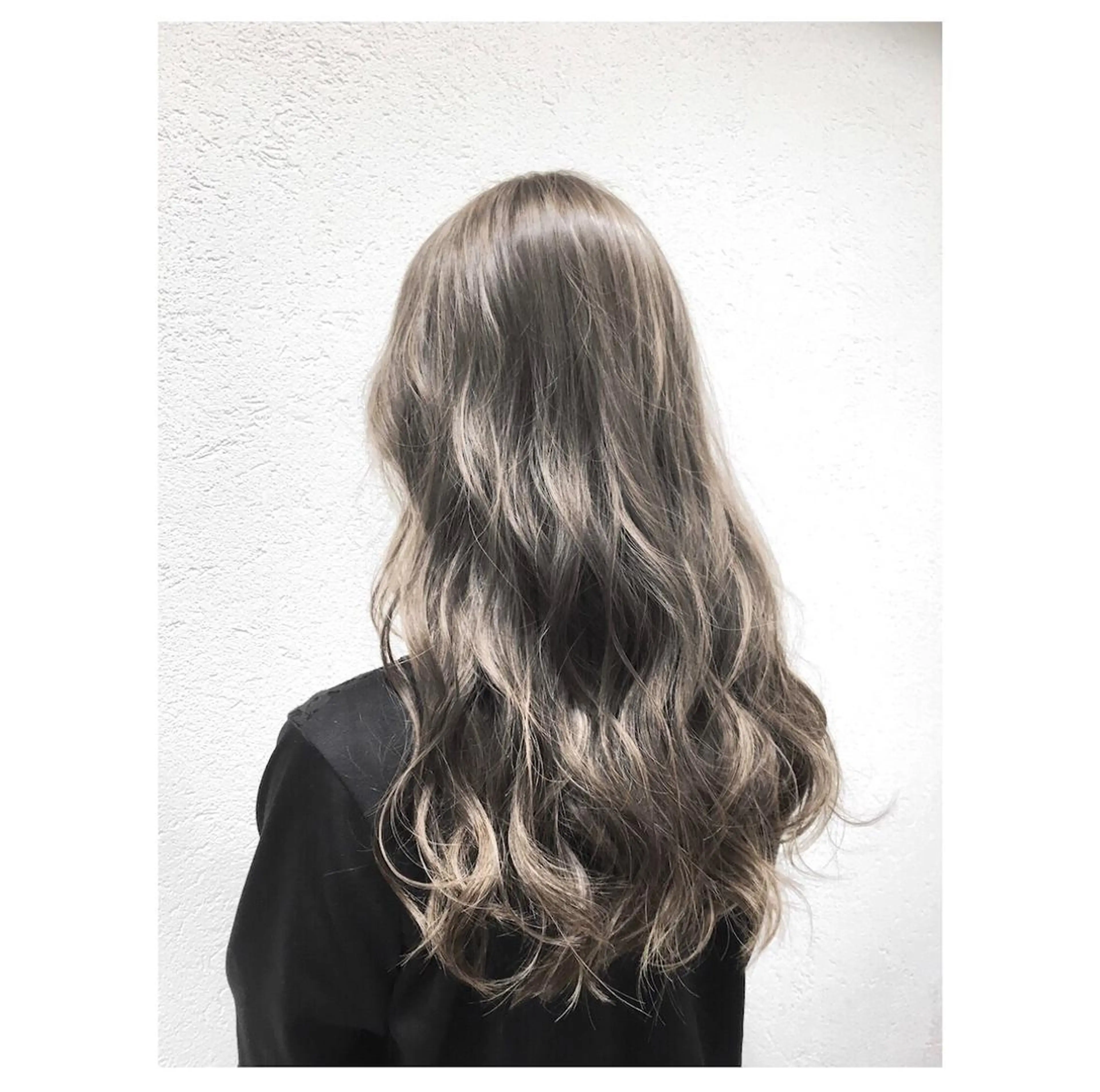 ロング カラー アッシュ ハイライトカラー ミルクティーアッシュ 3Dハイライト ハイライト biscohair 髪にドラマを。のヘアスタイル