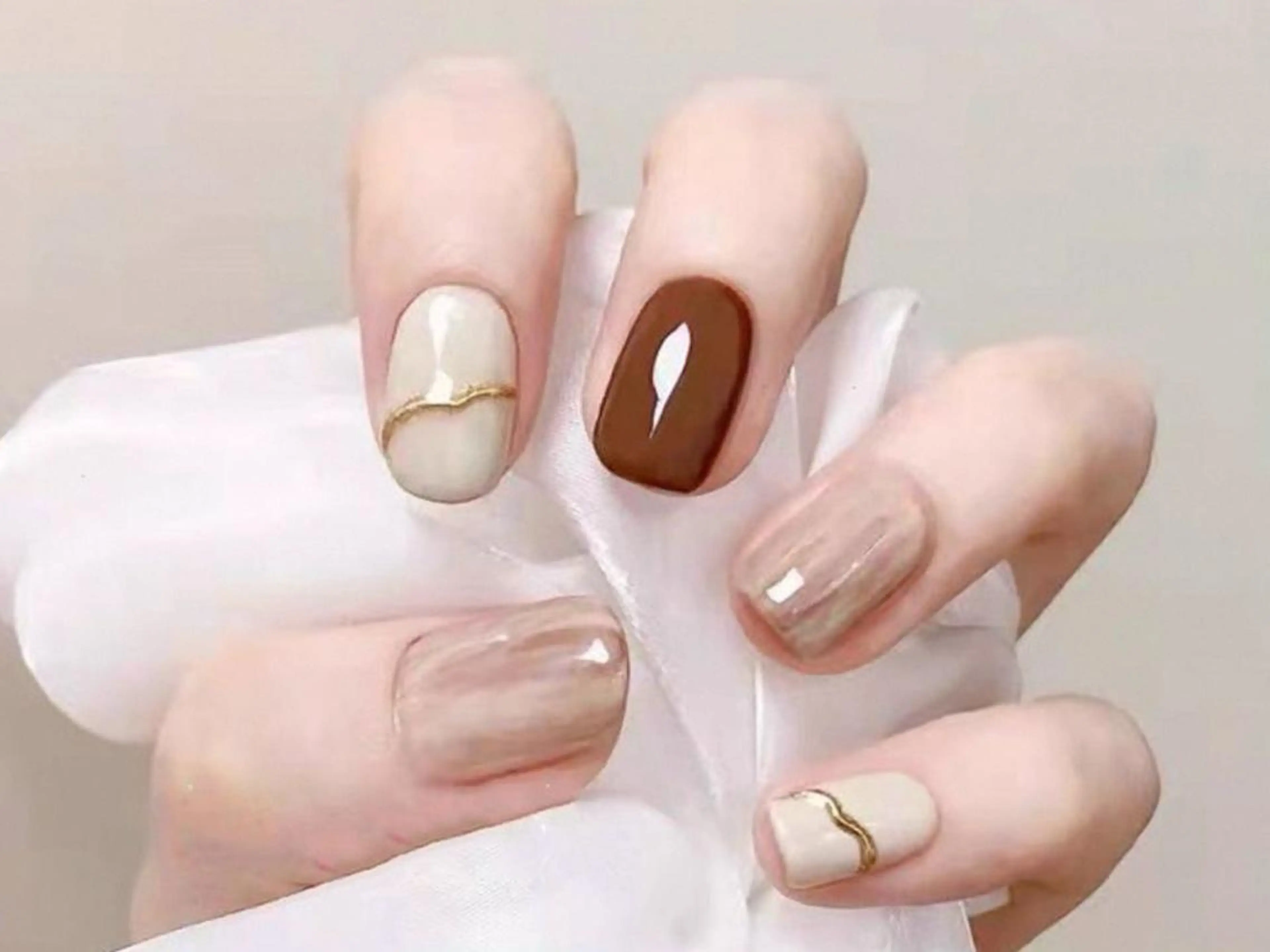 ネイル アートネイル ジェルネイル ニュアンスネイル オフィスネイル ショートネイル ハンドネイル ハンドケア Yuyu 🧁のネイルデザイン