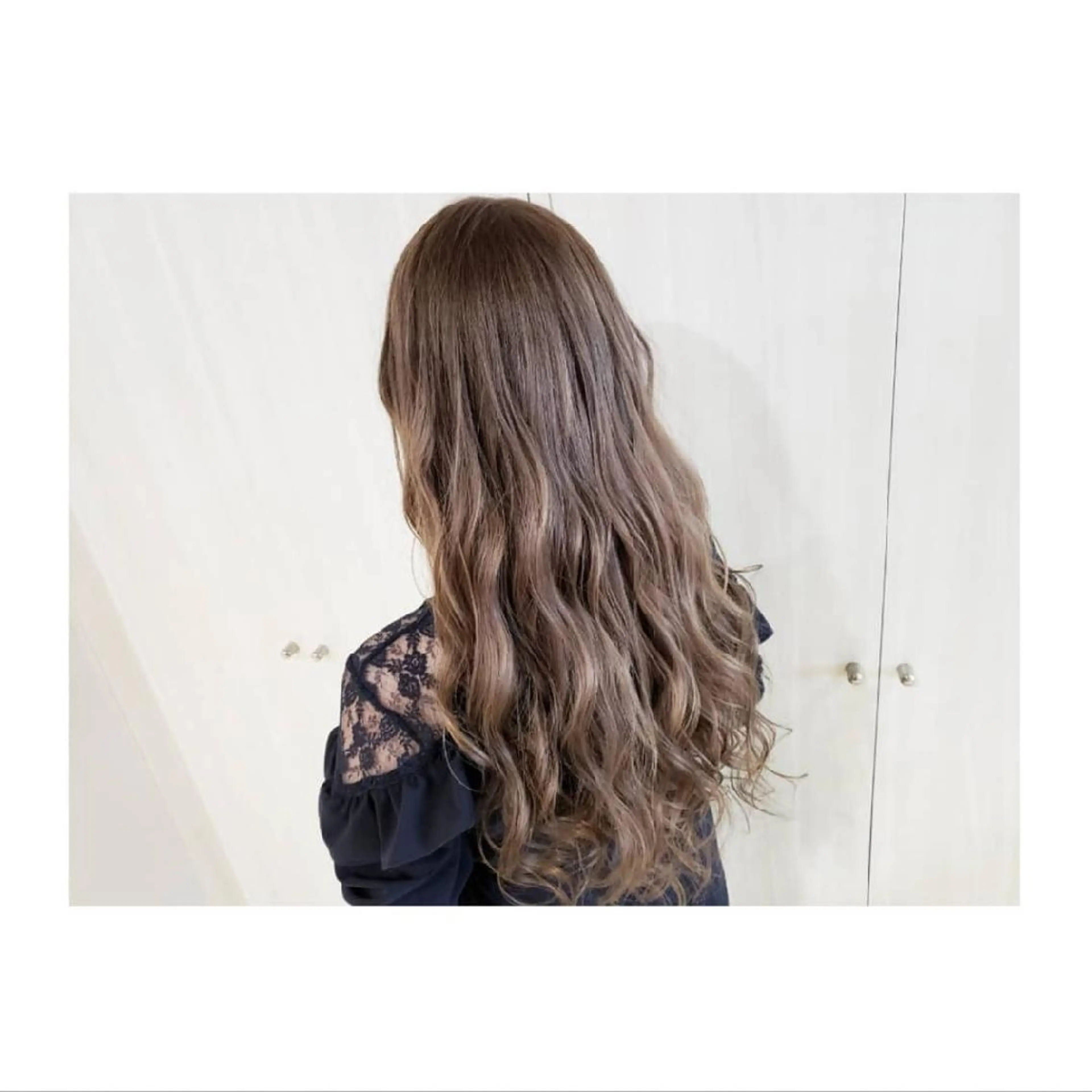 ロング カラー ベージュカラー フォギーベージュ メッシュ Luana 矢場町のヘアスタイル