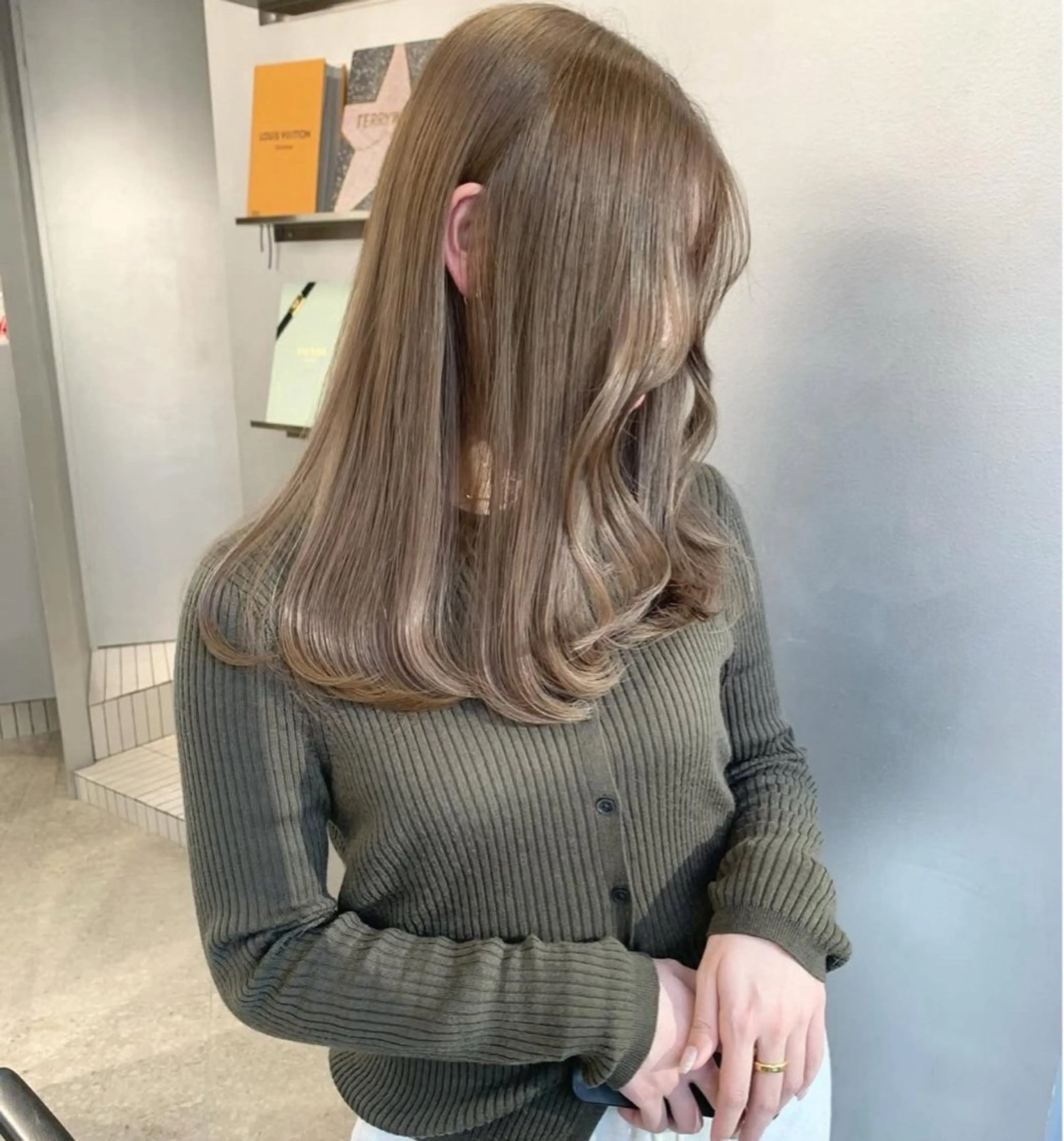 ロング カラー PELE ハイトーン RIMUのヘアスタイル