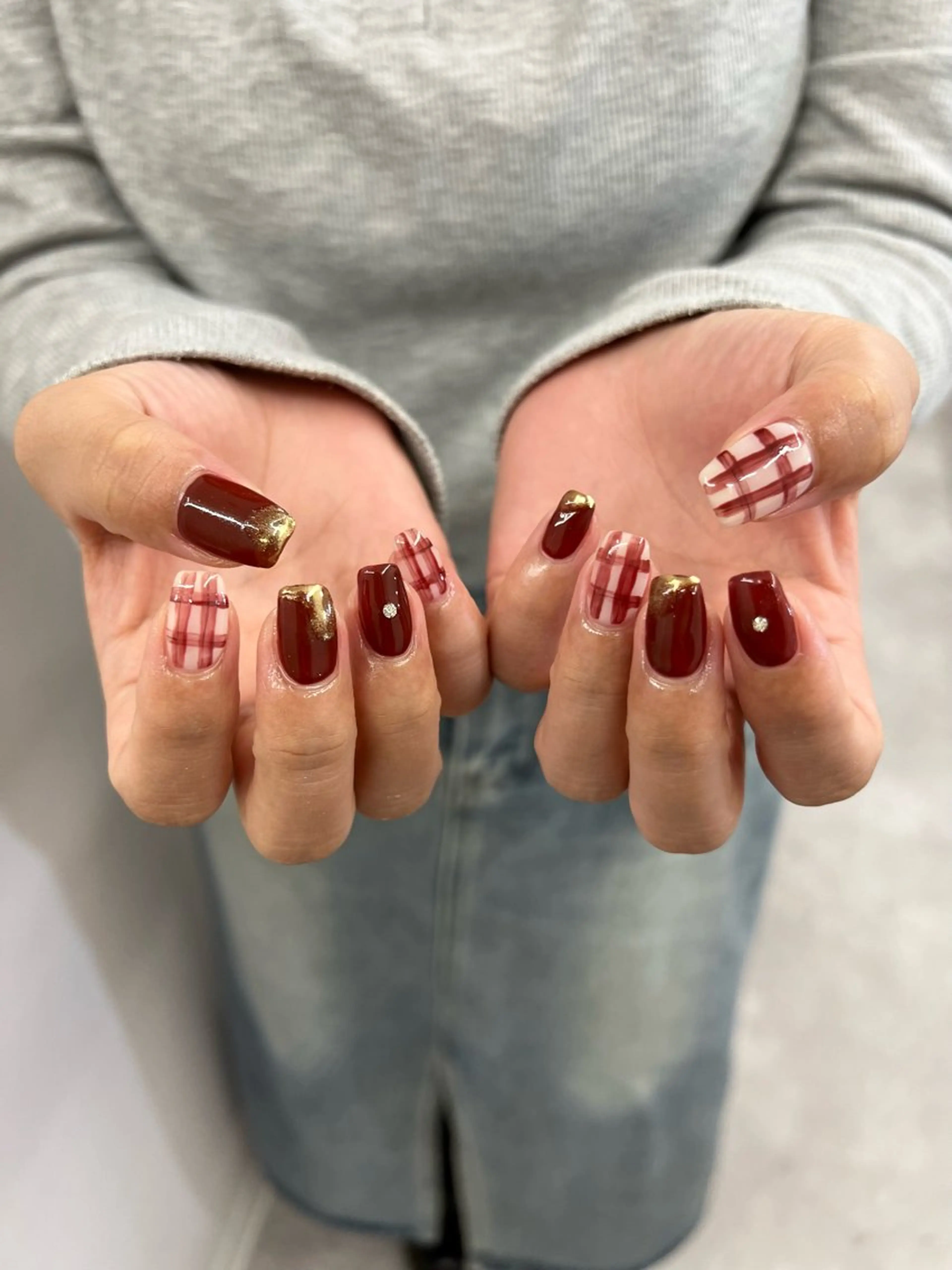 ネイル ボルドー ジェルネイル ゴールド 韓国ネイル マグネットネイル ハンドネイル ハンドケア Bana_ Nailのネイルデザイン