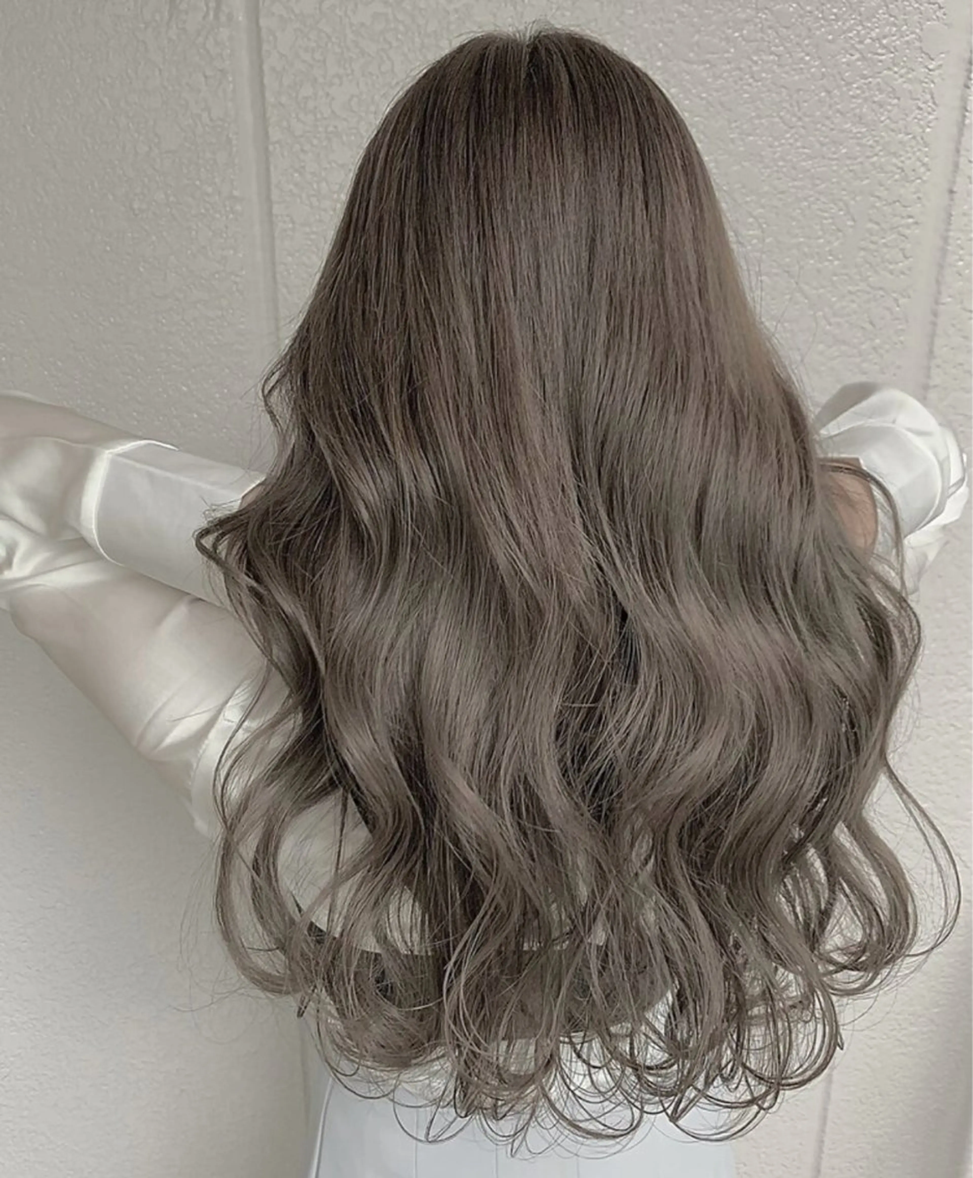 ロング カラー 透明感カラー グレージュ 井上 萌のヘアスタイル