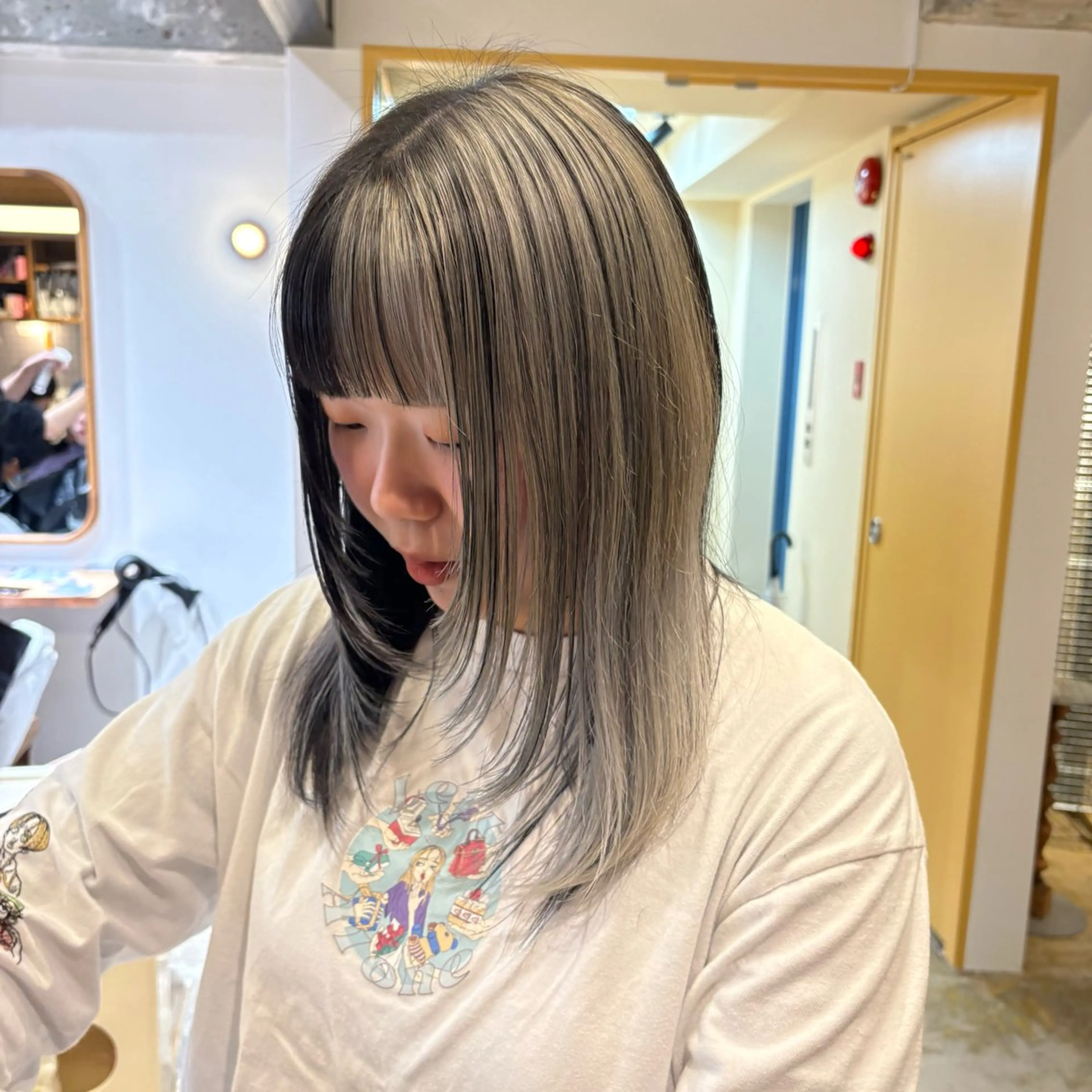 セミロング カラー 黒髪 デザインカラー インナーカラー パ ルのヘアスタイル