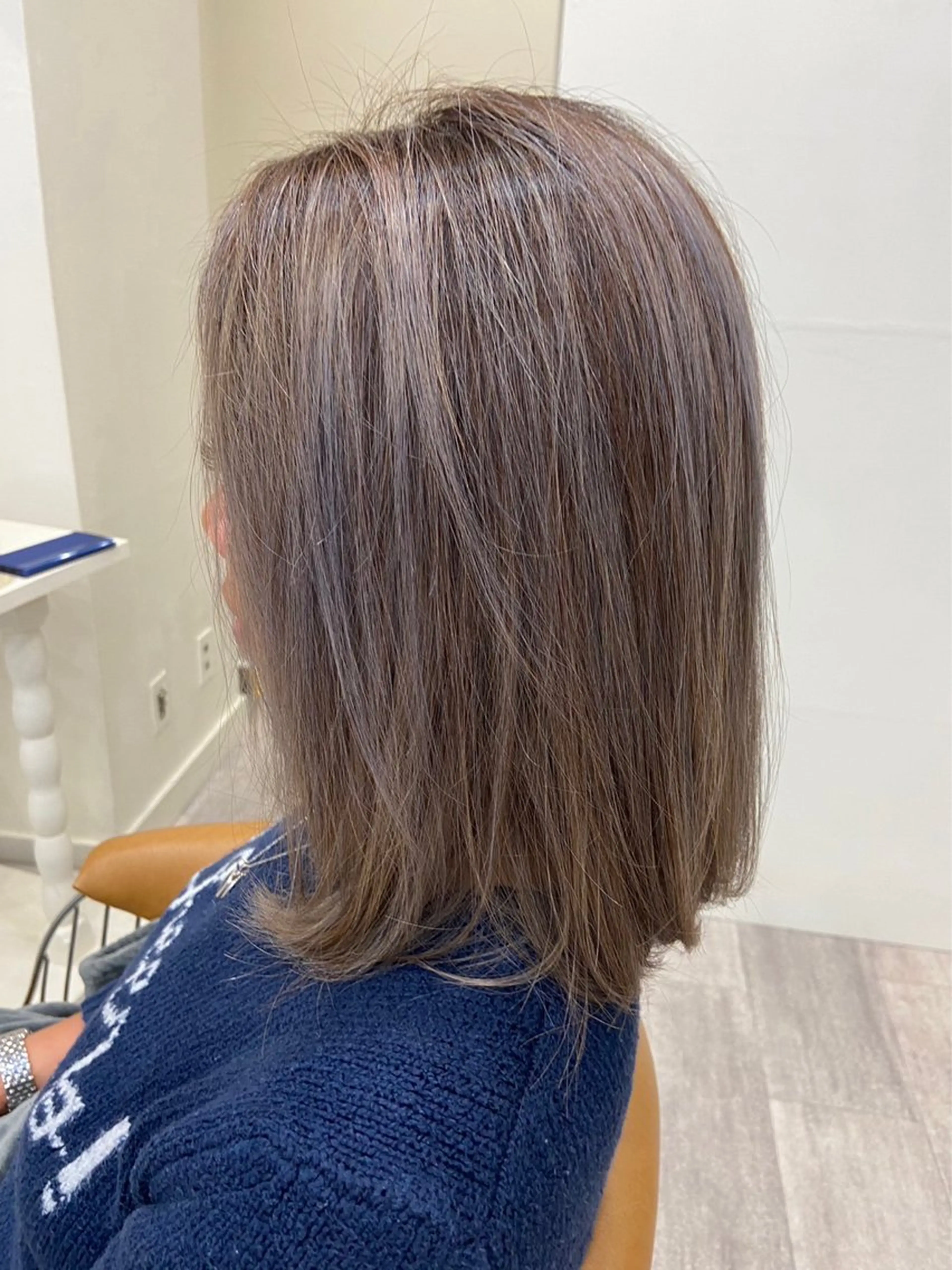 ミディアム カラー ブリーチ シルバー ワタナベ リリコのヘアスタイル