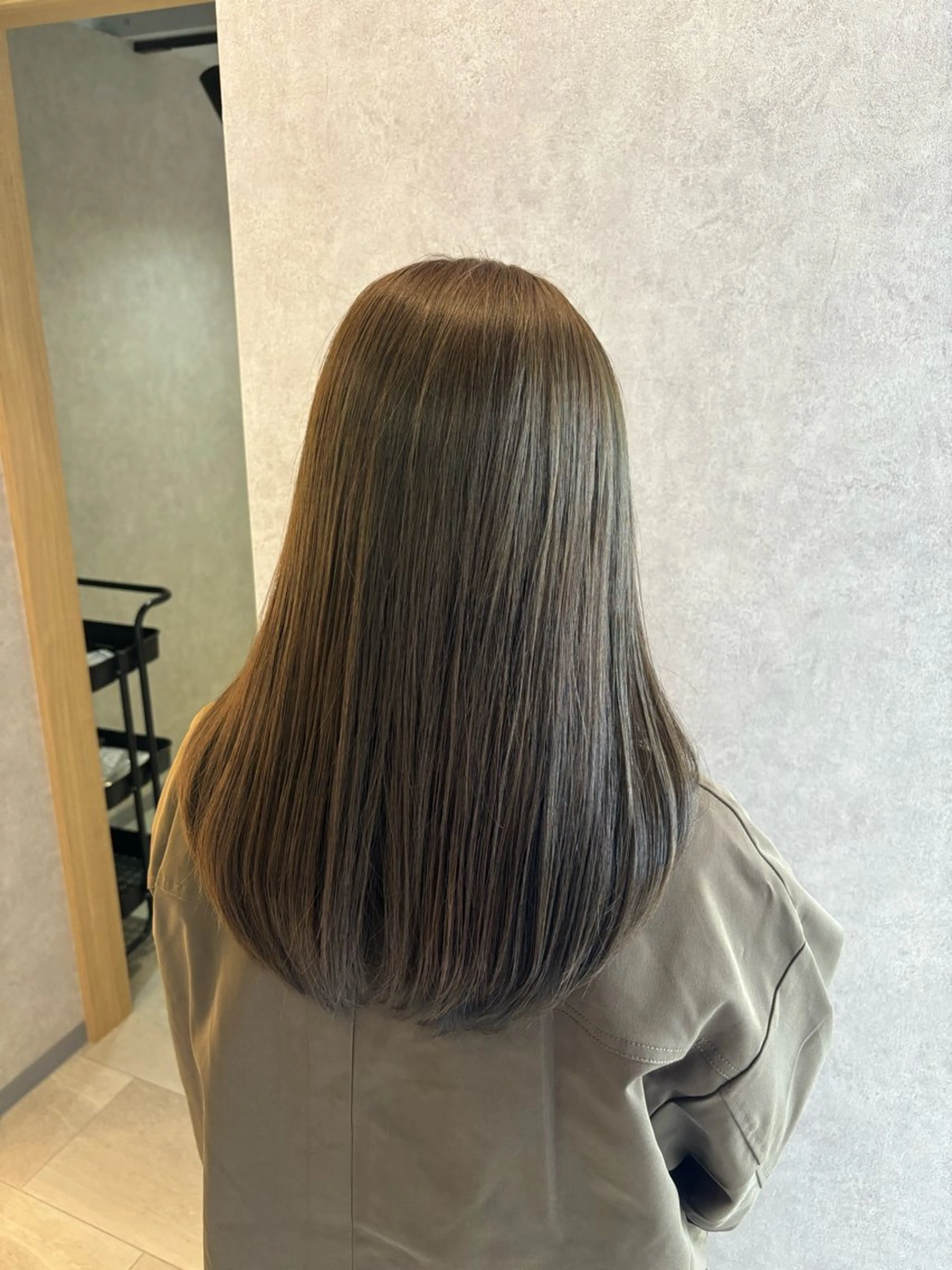 ロング カラー ベージュカラー オリーブベージュ カット ヘアカラー トリートメント little 小濱彰太のヘアスタイル