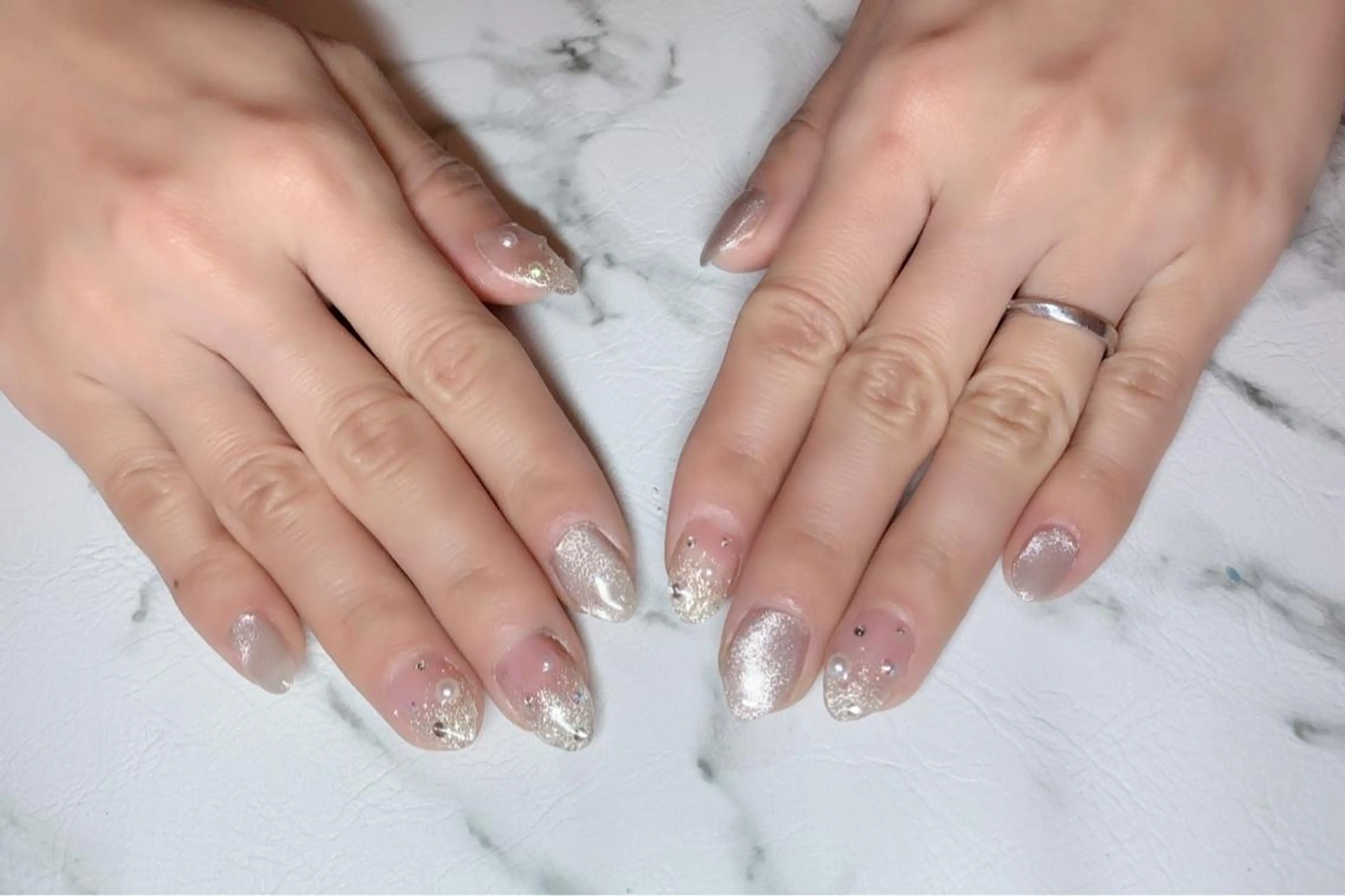 ネイル アニマル柄 アートネイル キラキラネイル マグネットネイル ニュアンスネイル ハンドネイル x.1.0.nail ♡Cのネイルデザイン