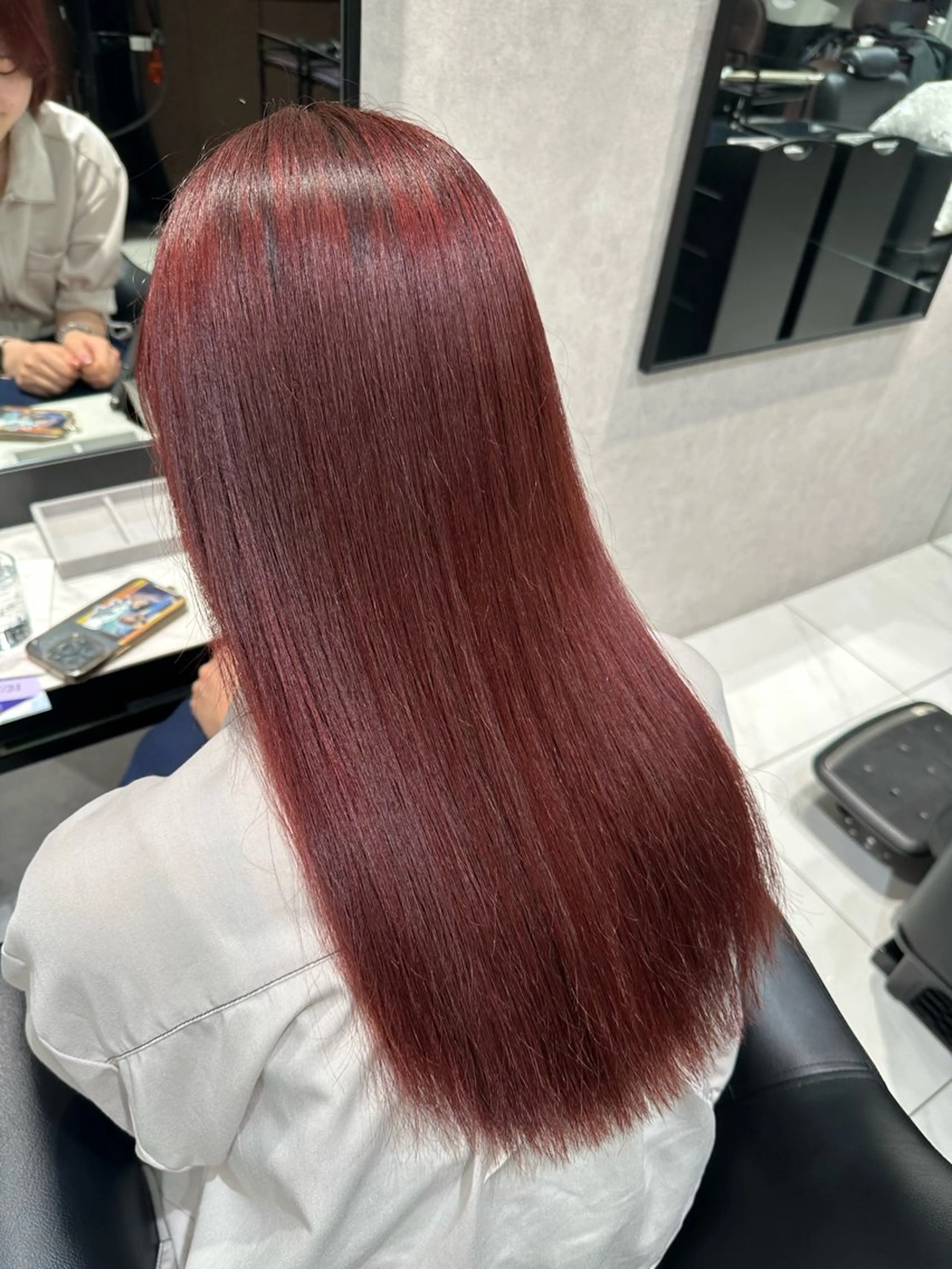 セミロング カラー レッドカラー 岡田まみ🍒🤍 透明感カラーのヘアスタイル