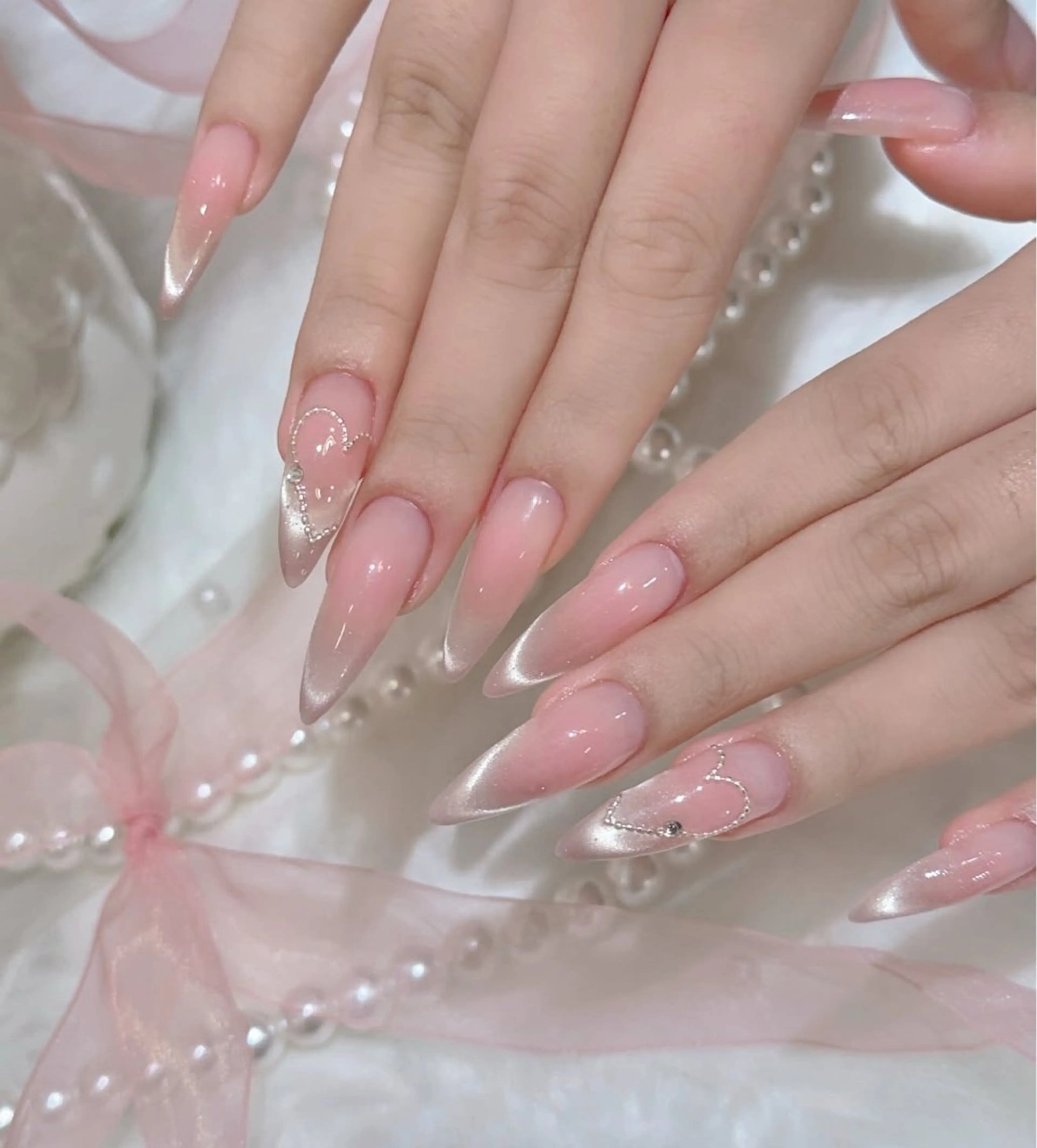 ネイル キラキラネイル マグネットネイル ぷっくりネイル 春ネイル ワンホンネイル ハンドネイル Lyna 池袋のネイルデザイン