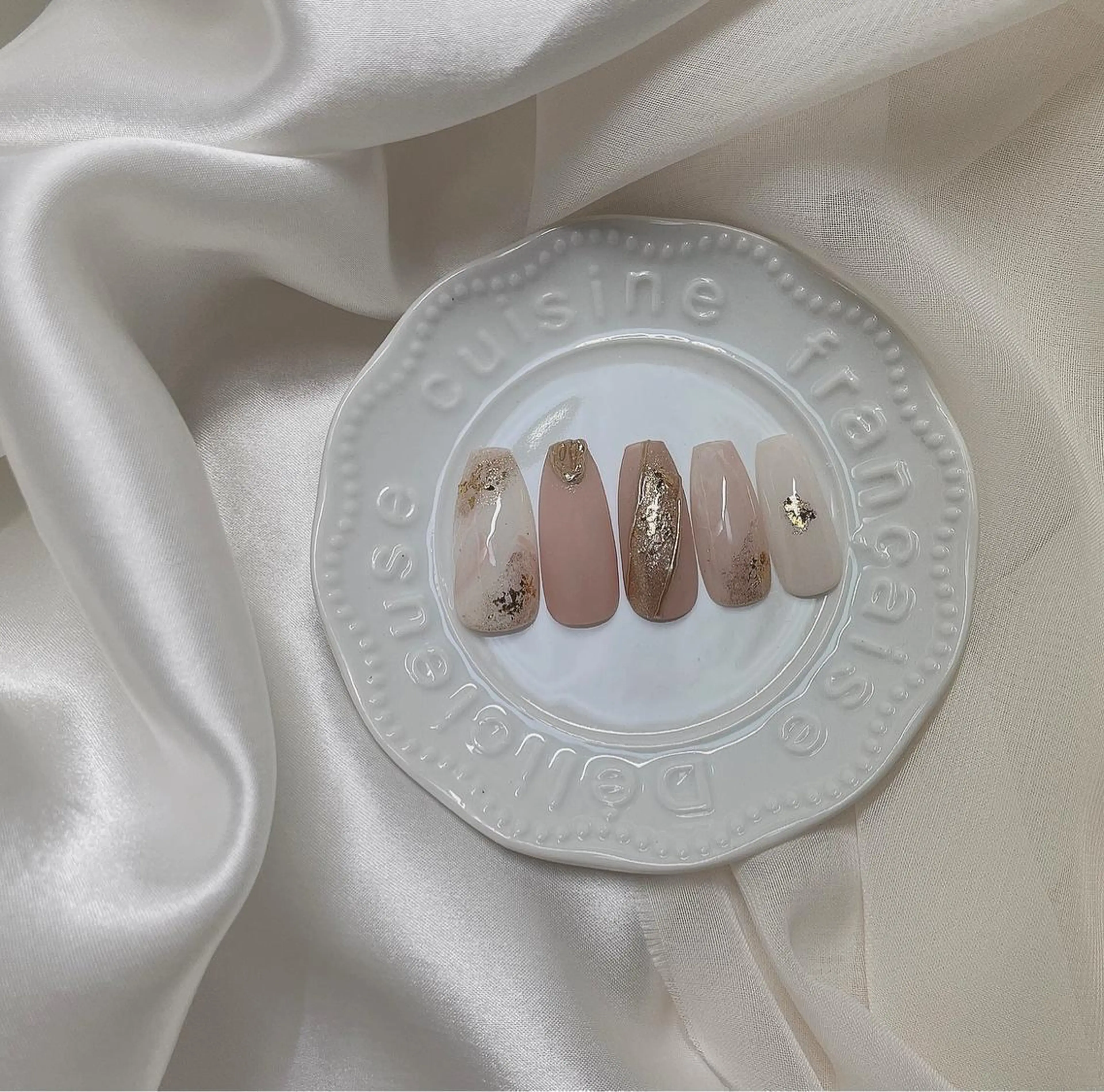 カラー ネイル ラメ(グリッター) マットネイル ミラーネイル 春ネイル ハンドネイル 𓂃🦢Aurora Swan🌙𓂃のネイルデザイン